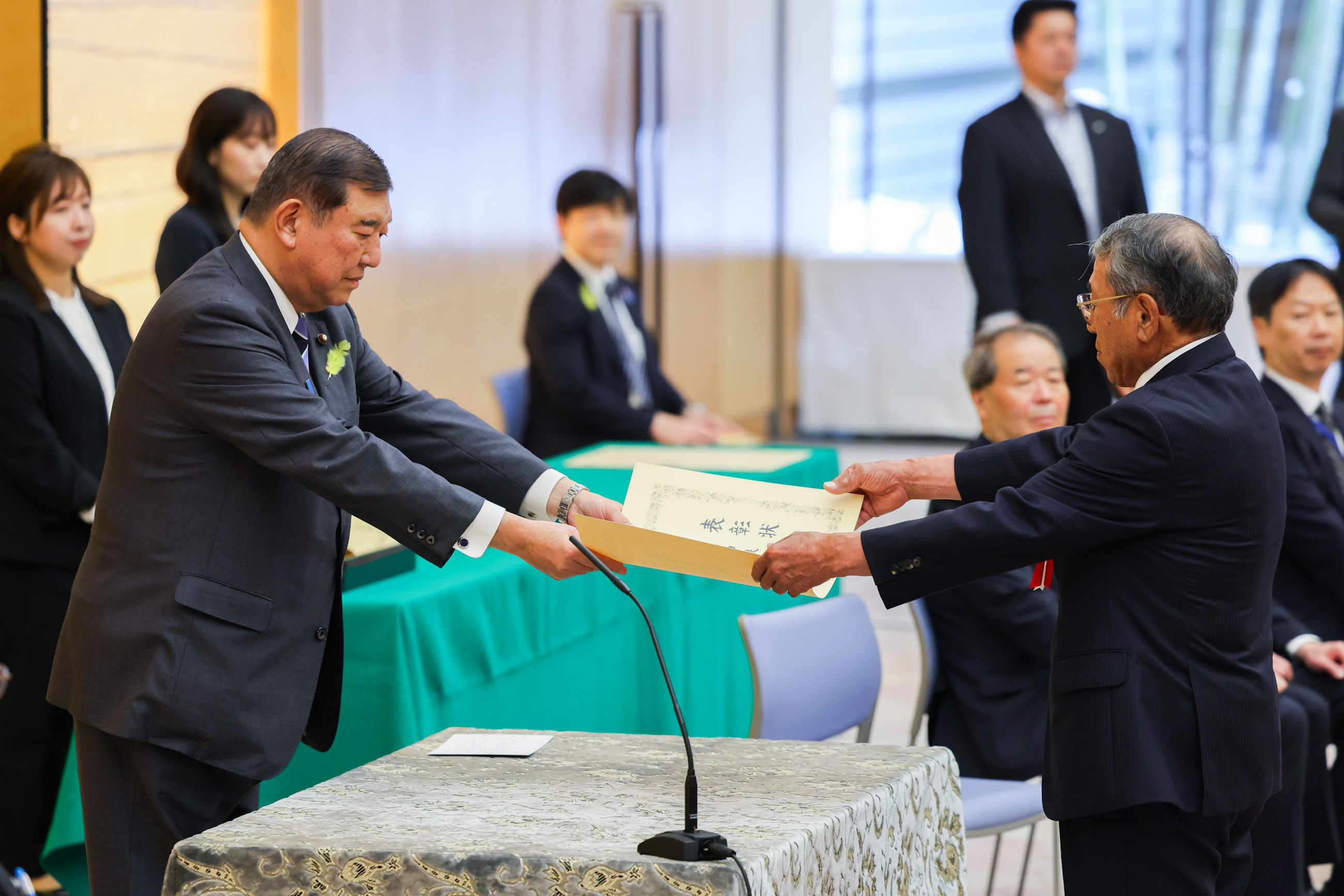 表彰状を授与する石破総理１