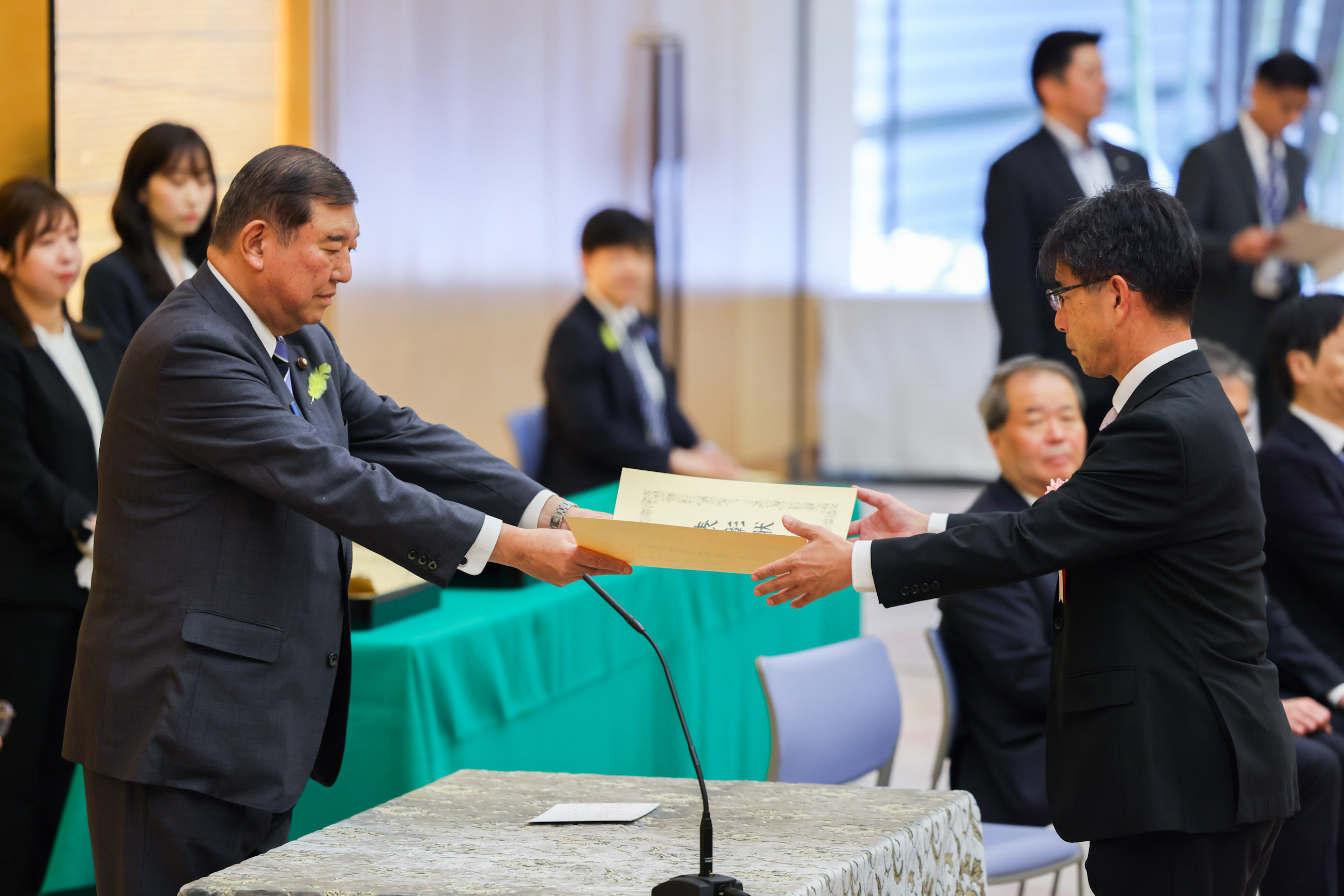 表彰状を授与する石破総理２