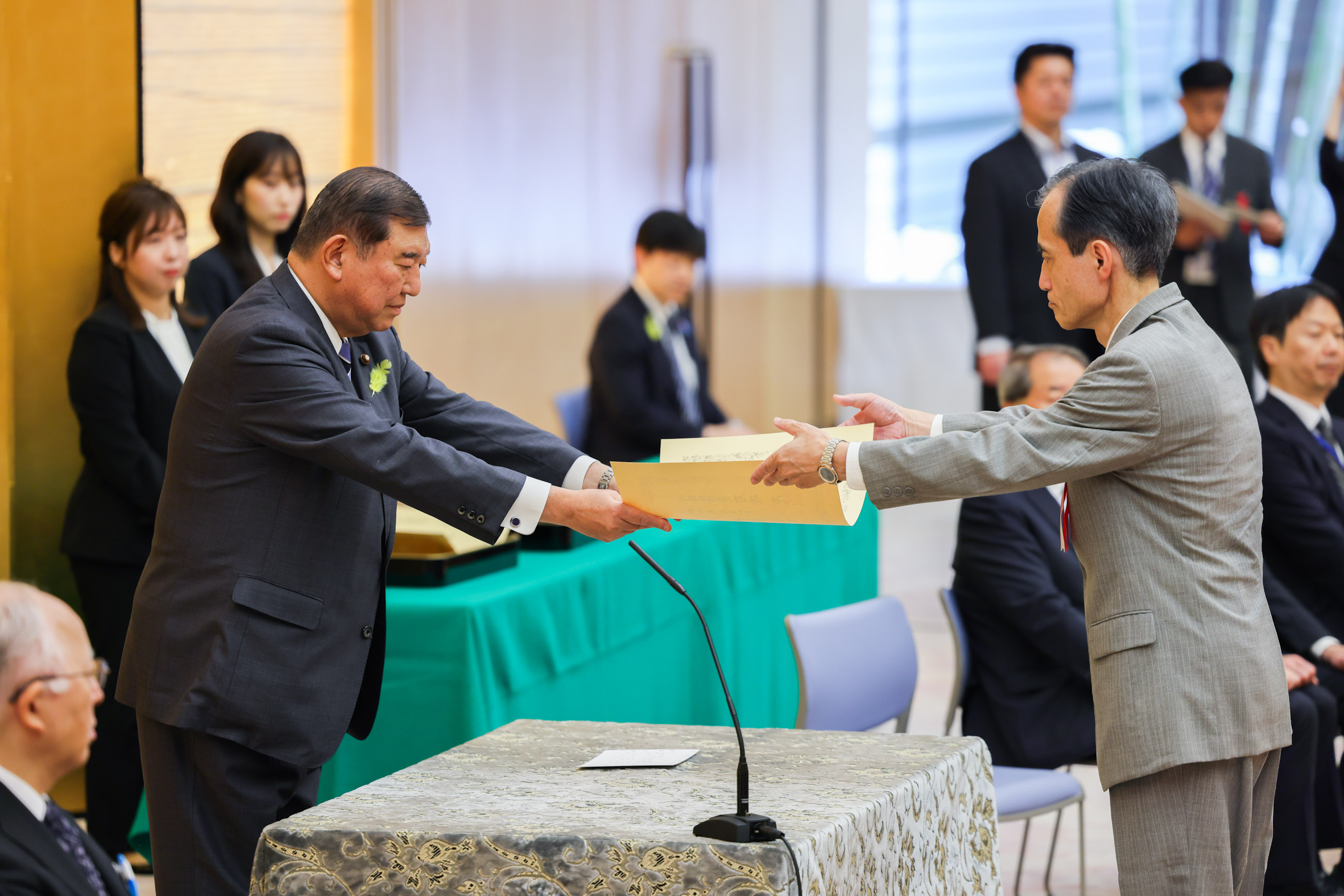 表彰状を授与する石破総理３