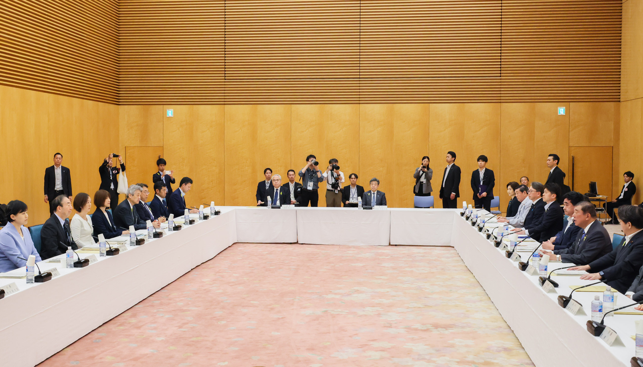 会議のまとめを行う石破総理２