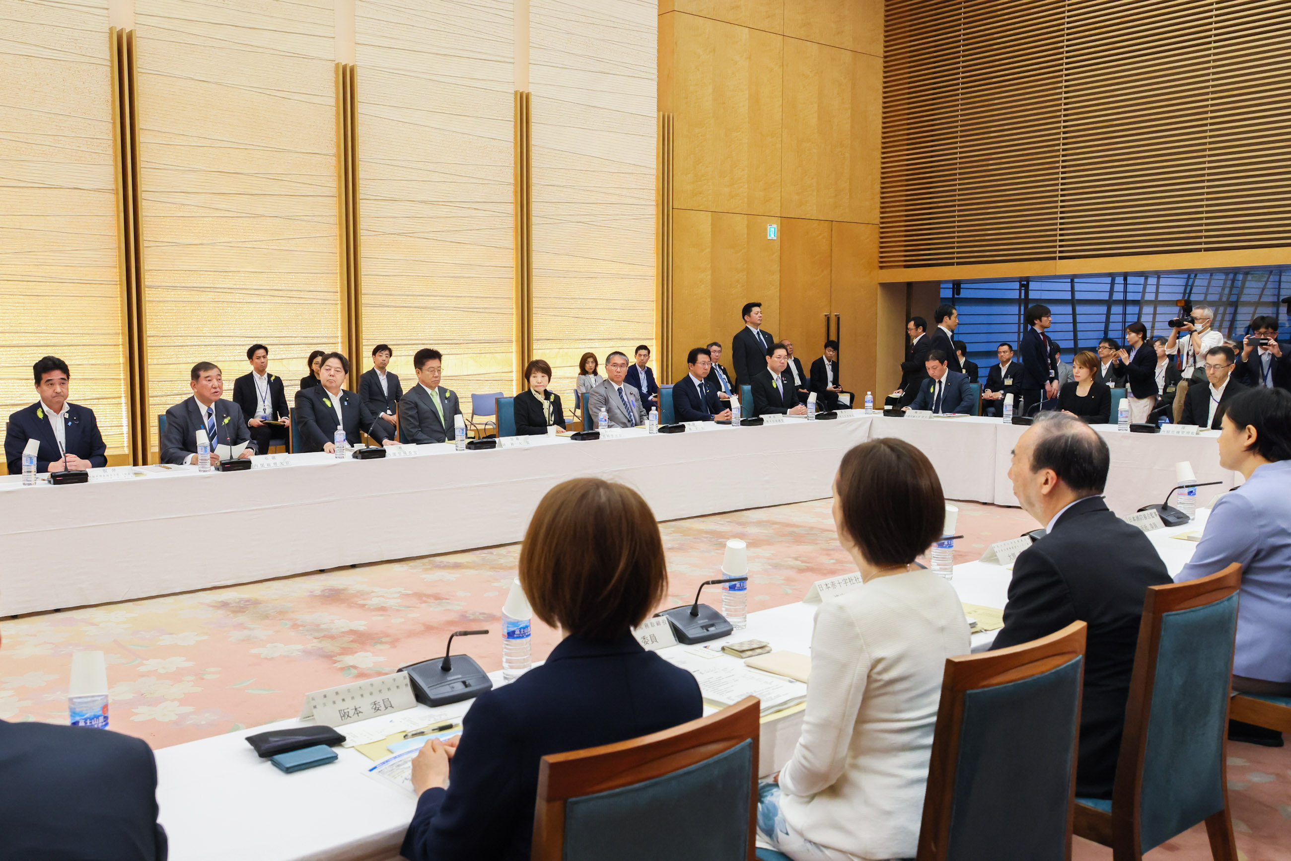 会議のまとめを行う石破総理３