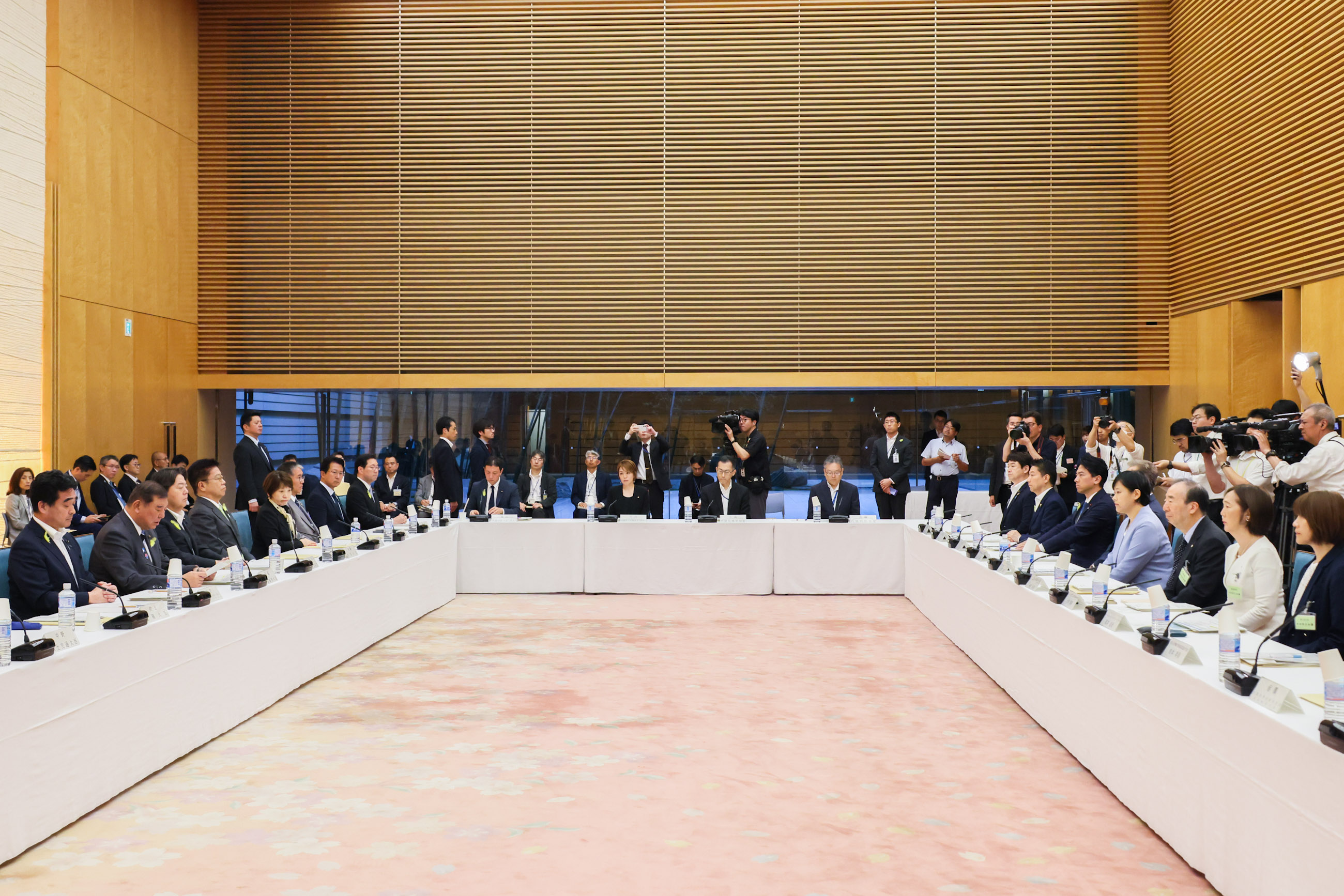 会議のまとめを行う石破総理４
