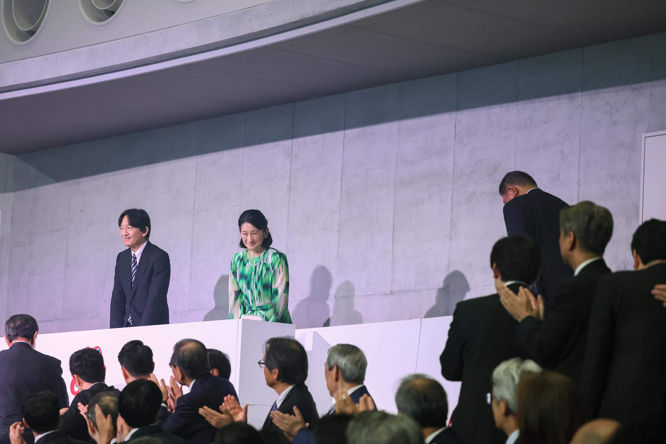 皇嗣殿下、皇嗣妃殿下を見送る総理