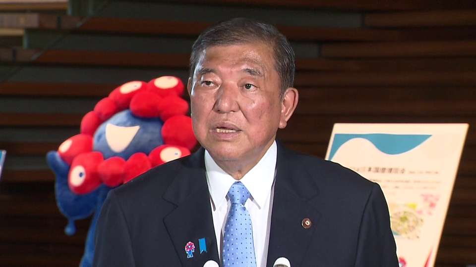 記者の質問に答える石破総理