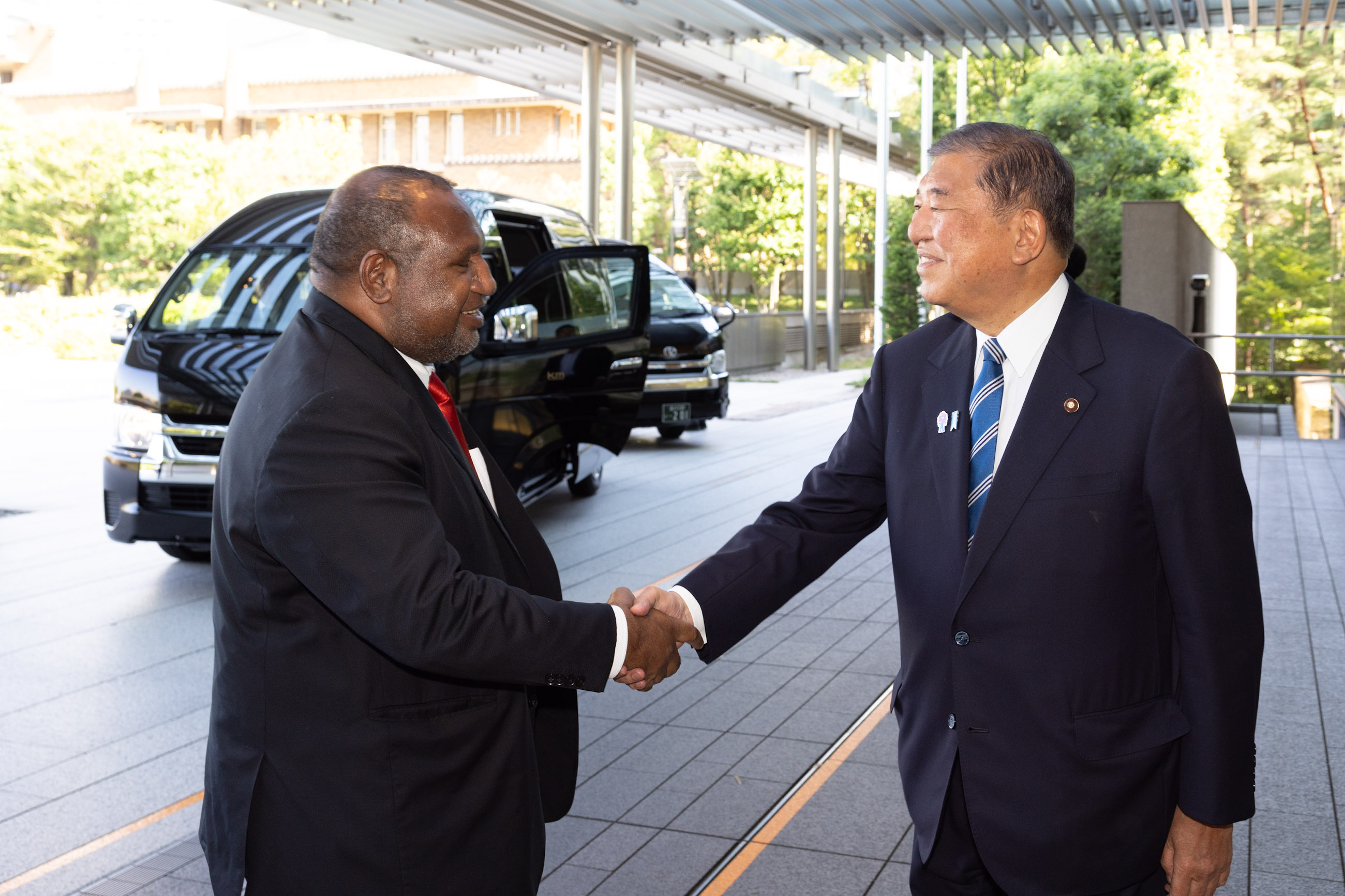 マラペ首相を出迎える石破総理１