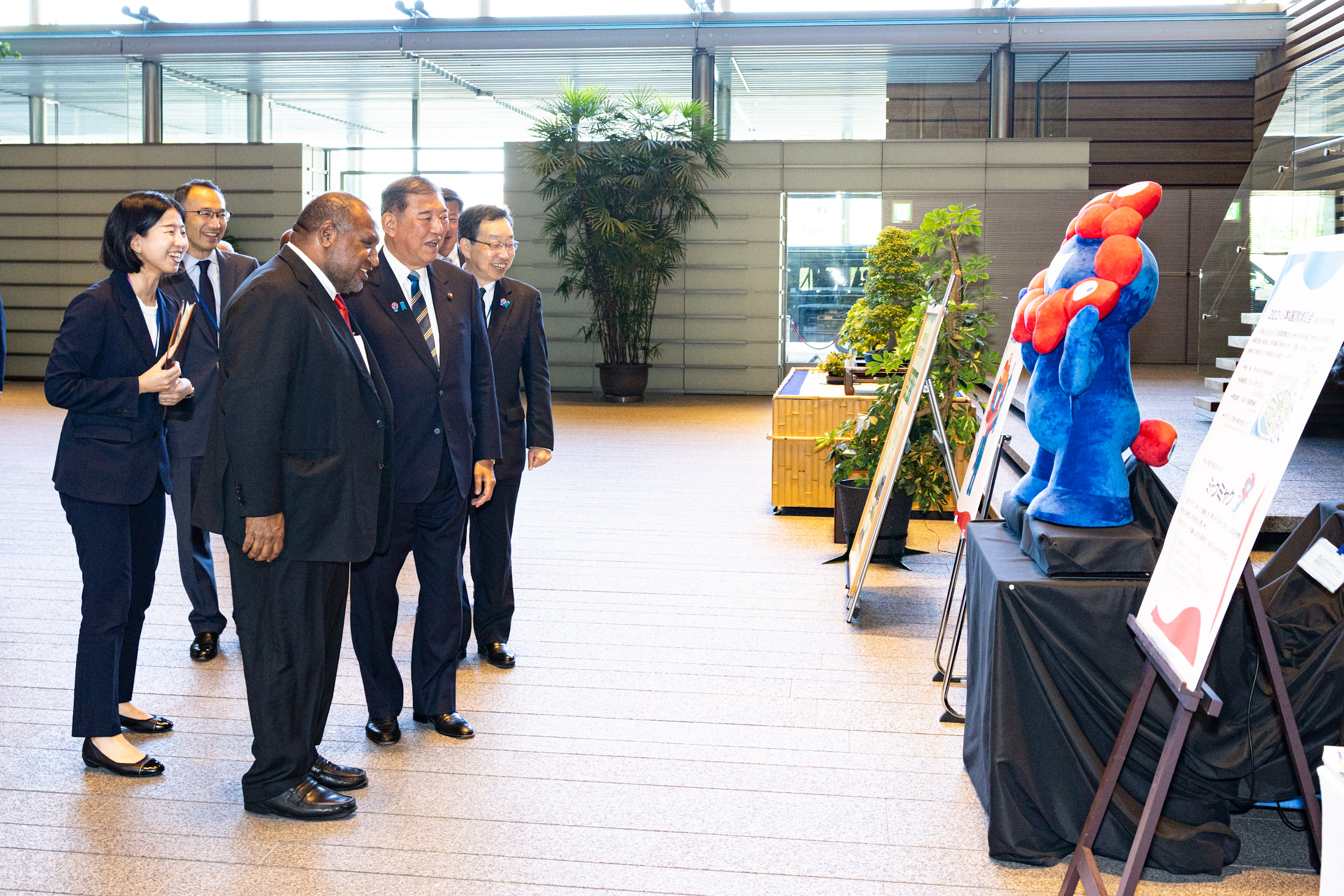 マラペ首相を出迎える石破総理２