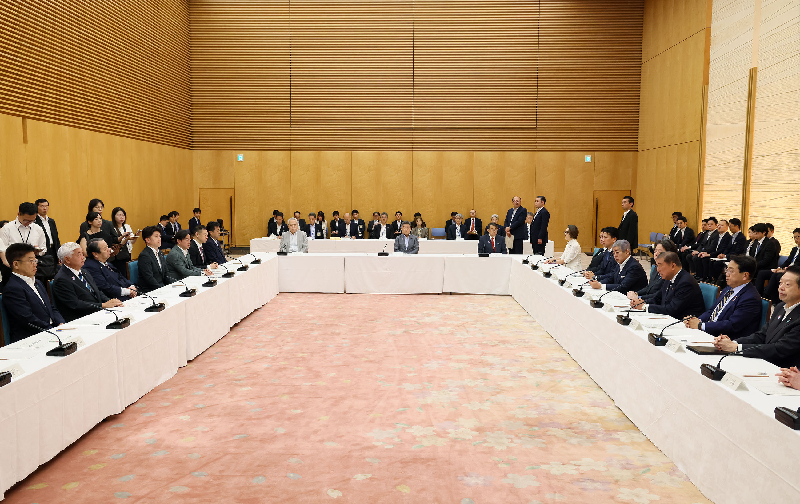 会議のまとめを行う石破総理６