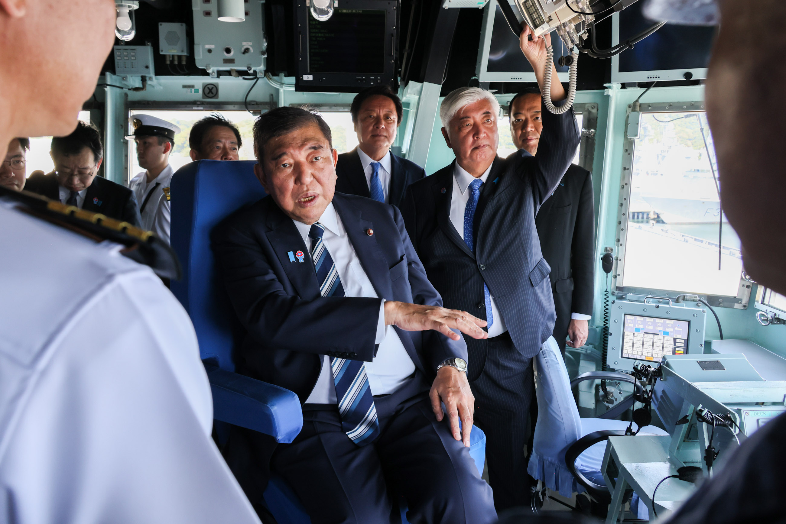 護衛艦「かが」を視察する石破総理１