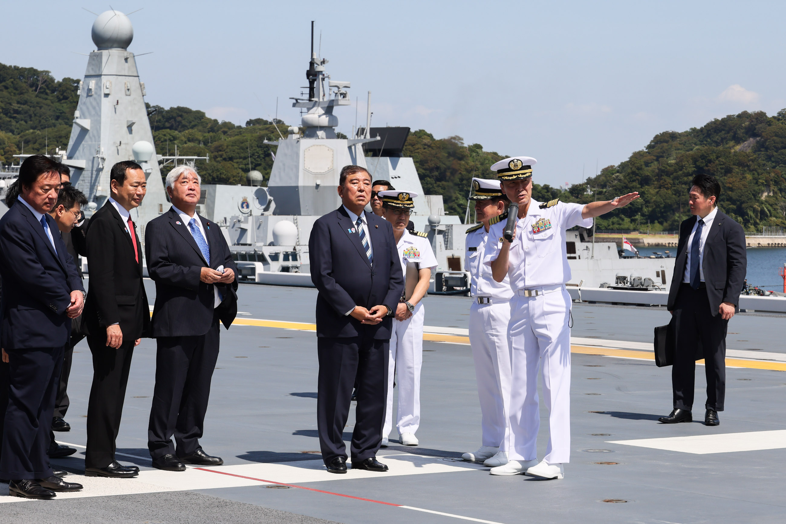 護衛艦「かが」を視察する石破総理２