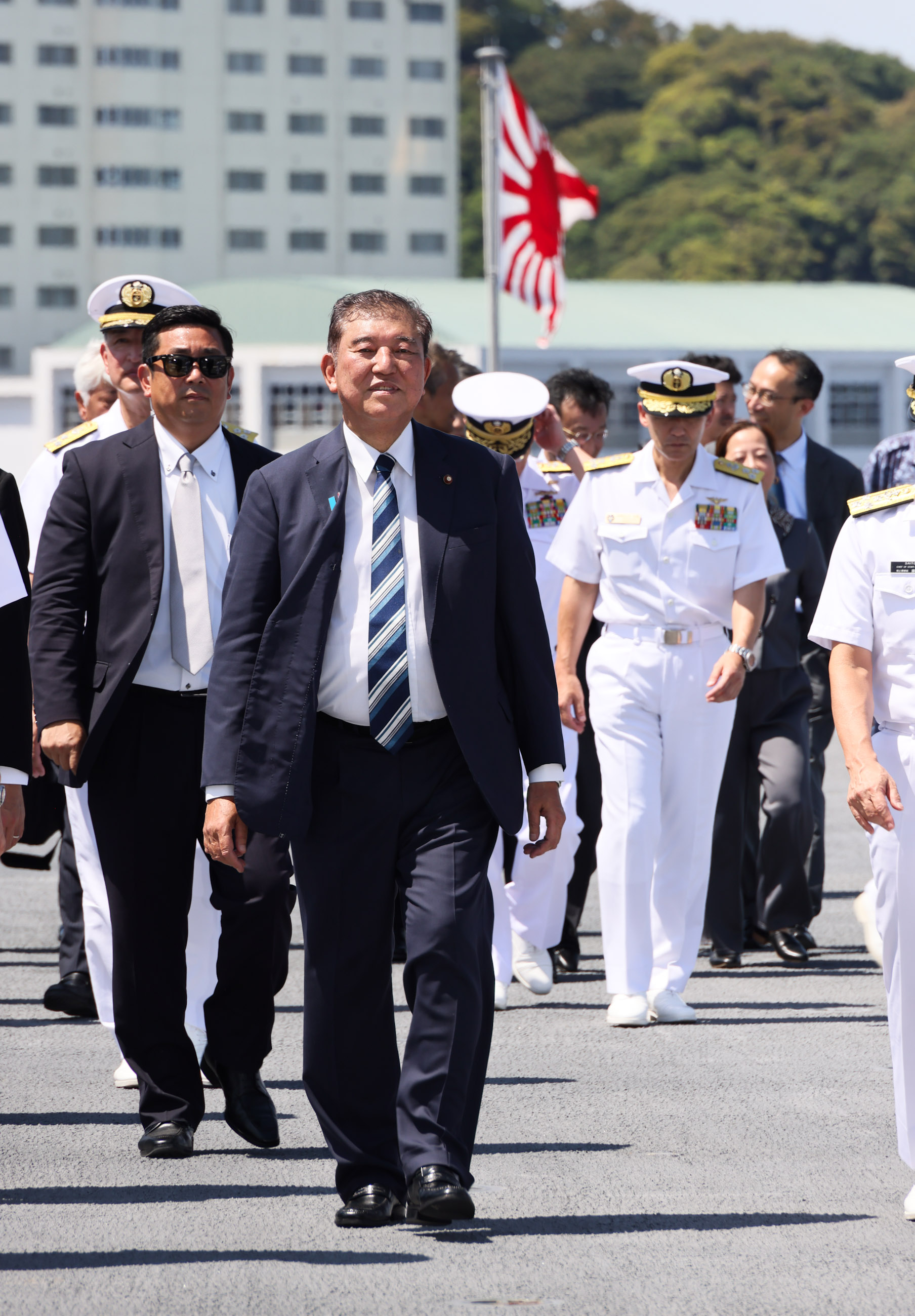 護衛艦「かが」を視察する石破総理３