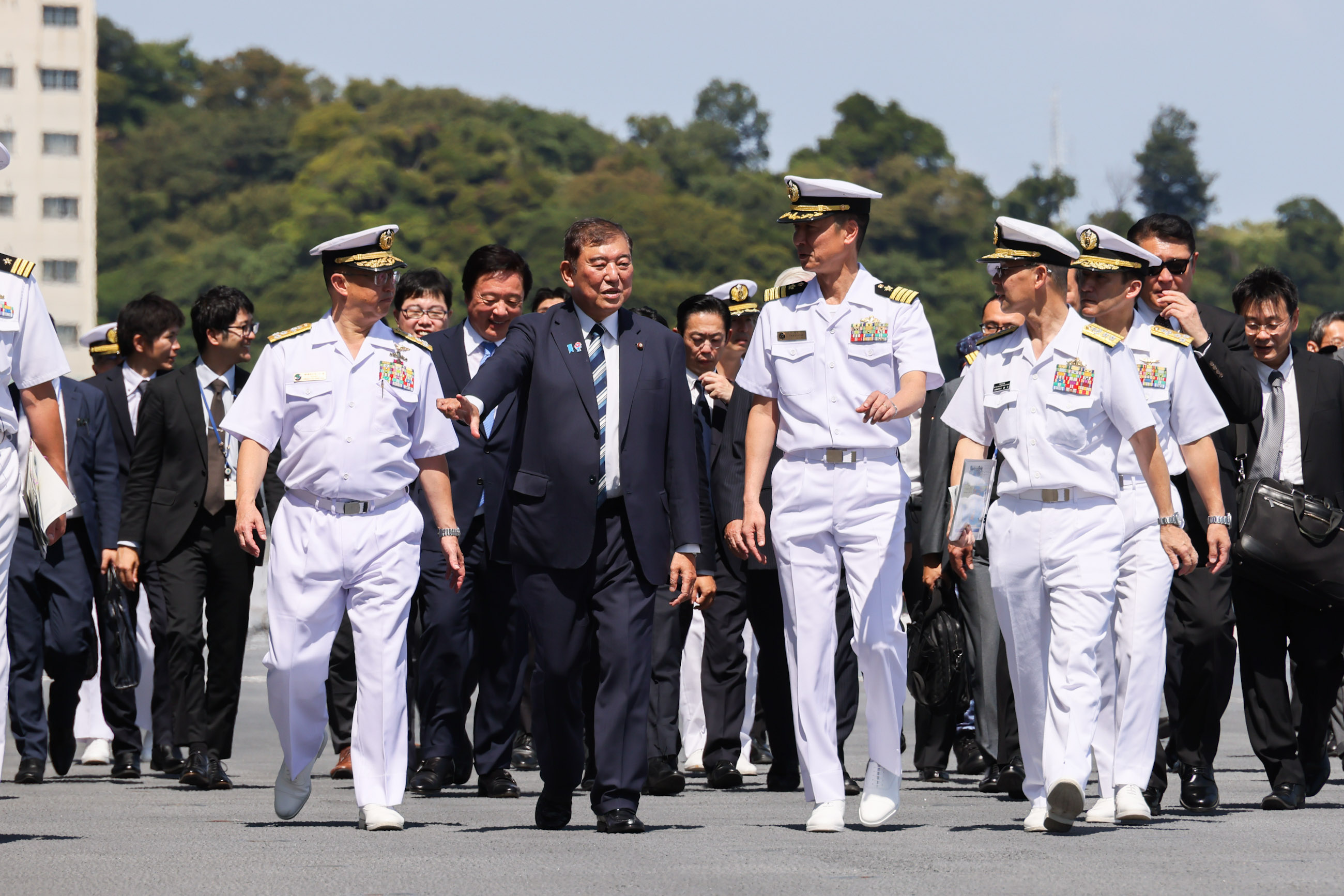 護衛艦「かが」を視察する石破総理４