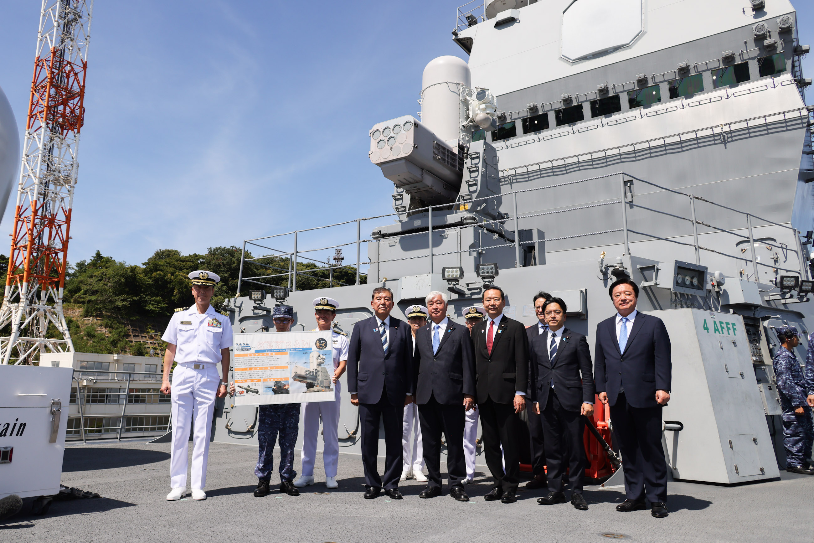 護衛艦「かが」を視察する石破総理５