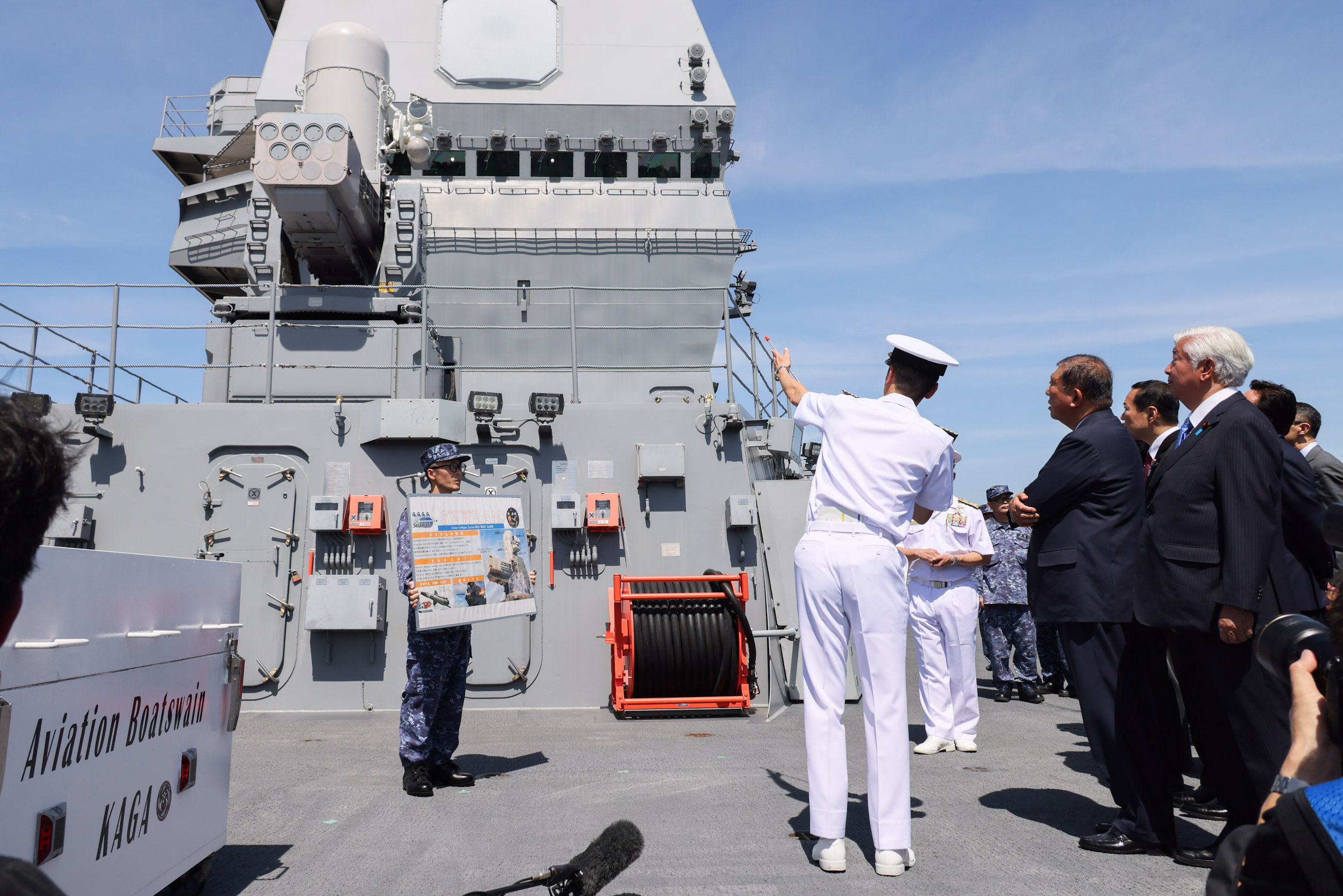 護衛艦「かが」を視察する石破総理６