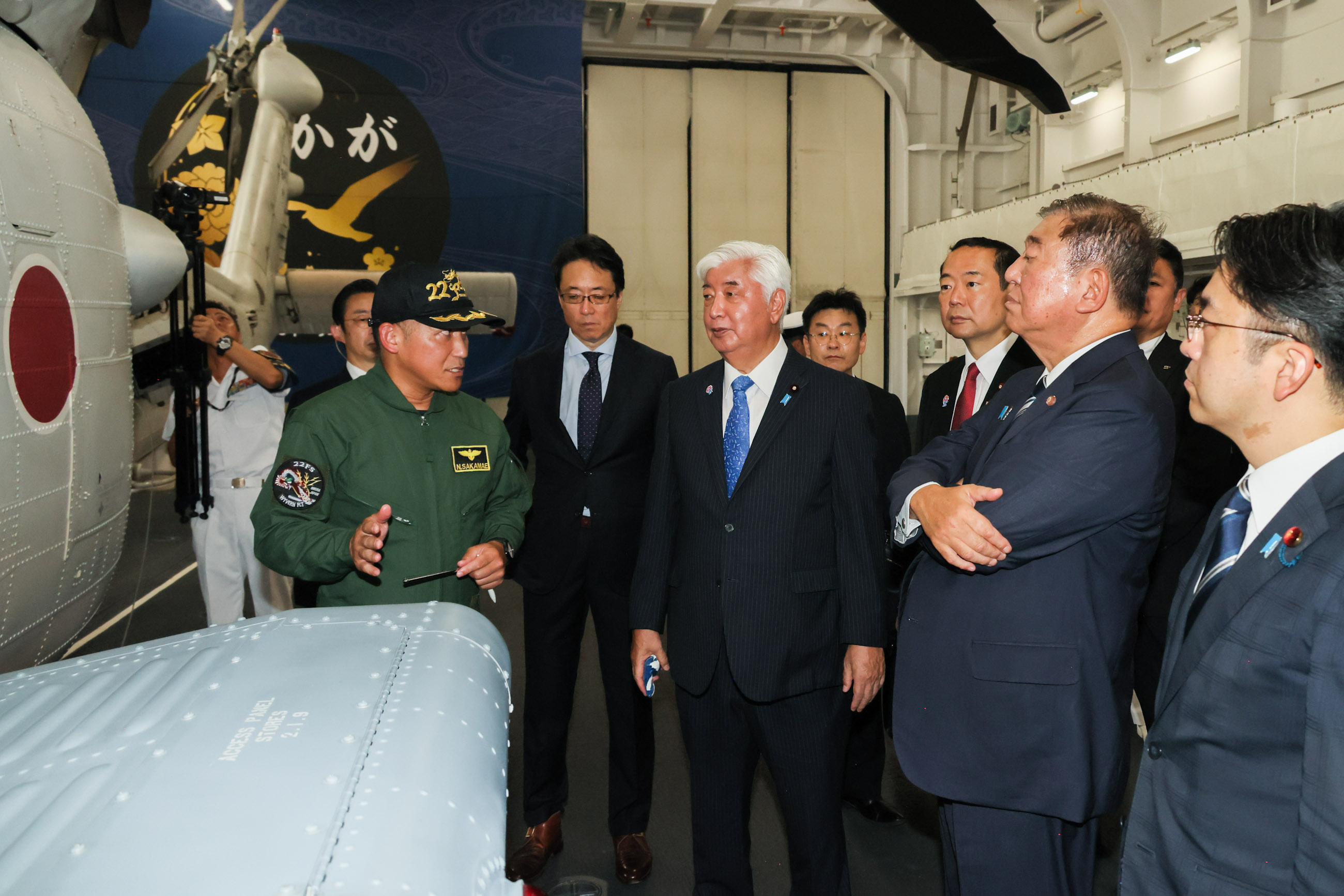 護衛艦「かが」を視察する石破総理９