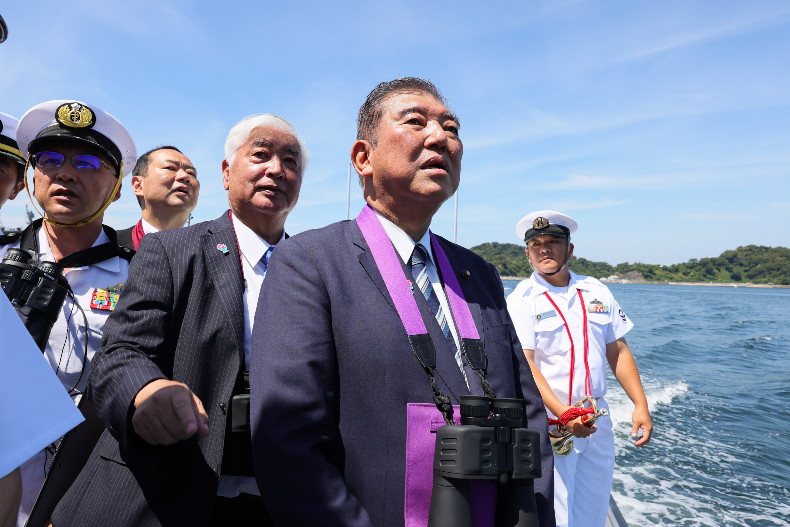 港内を視察する石破総理