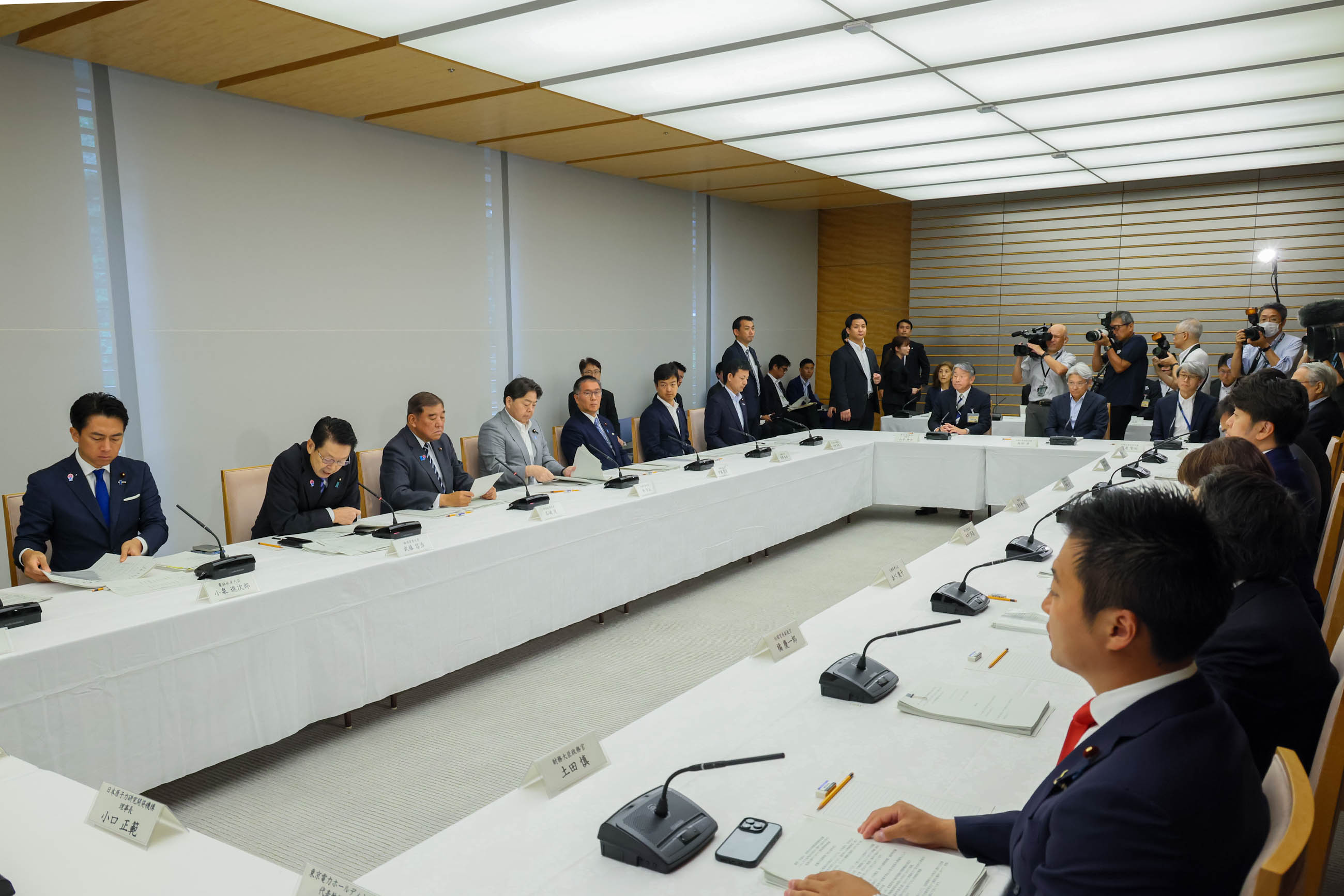 会議のまとめを行う石破総理2