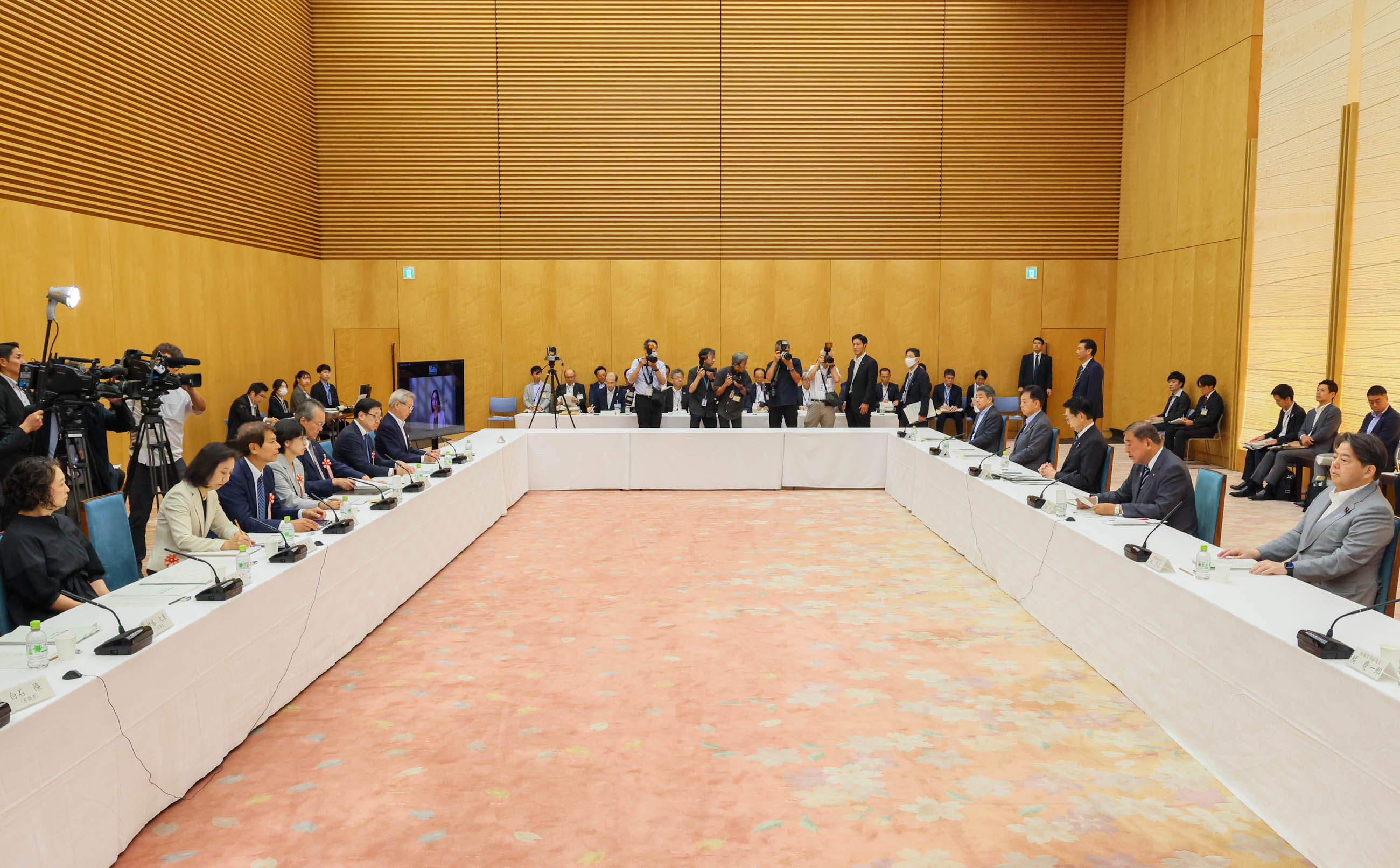 会議のまとめを行う石破総理２