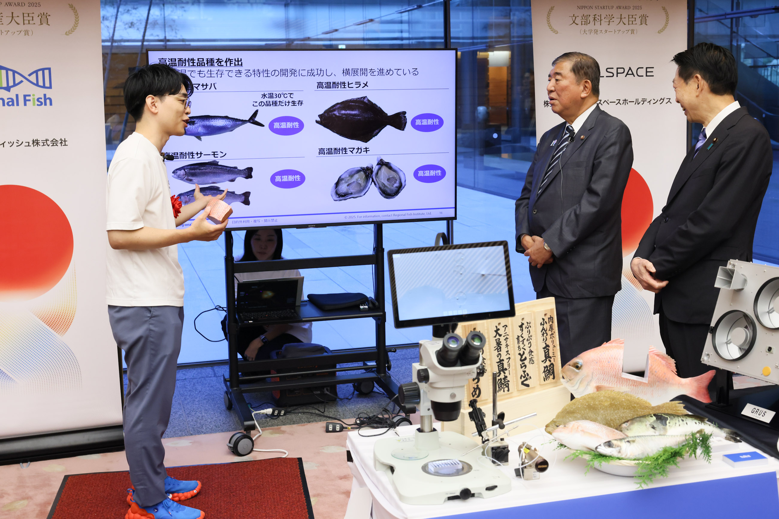 受賞者の展示ブースを観覧する石破総理３