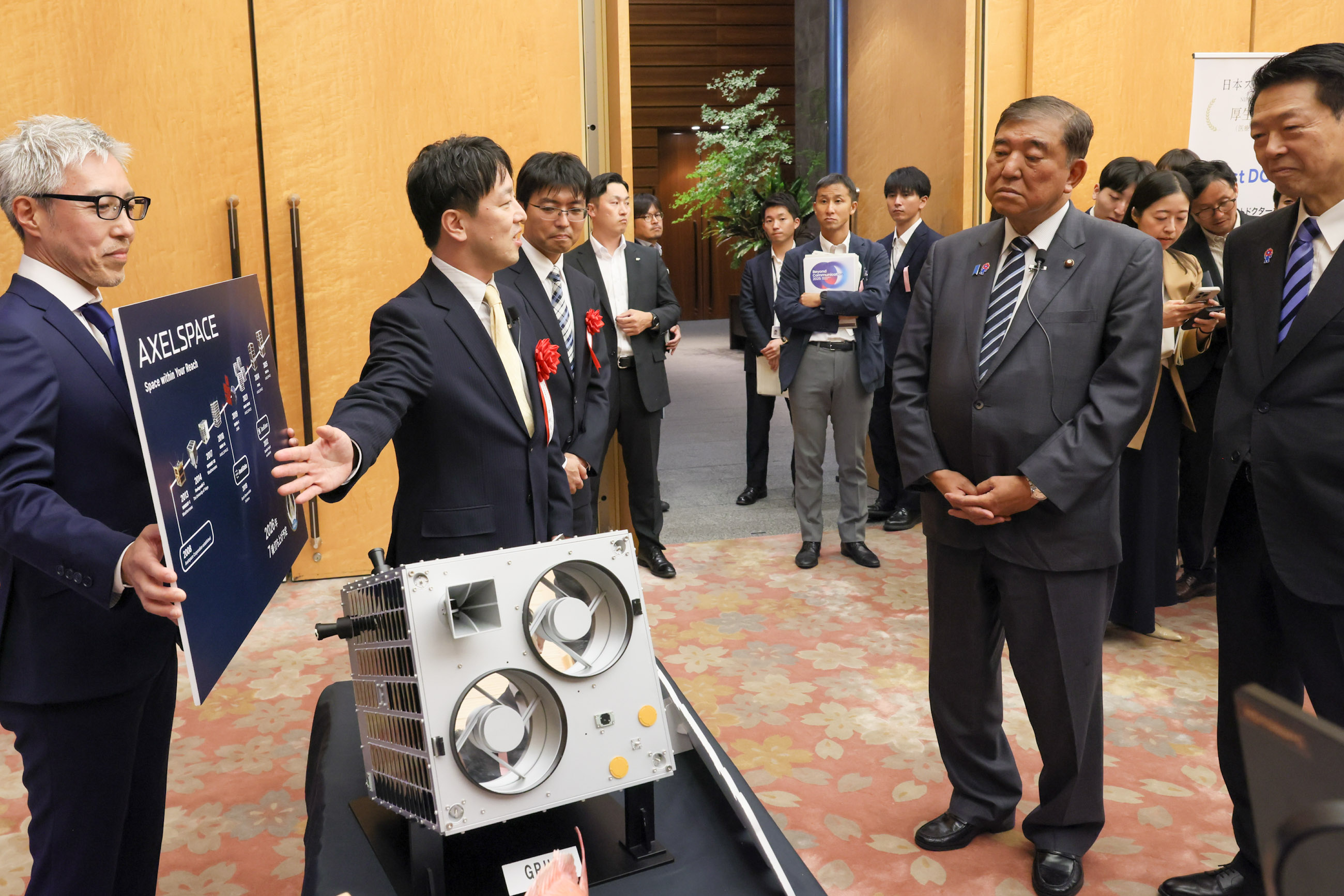 受賞者の展示ブースを観覧する石破総理４