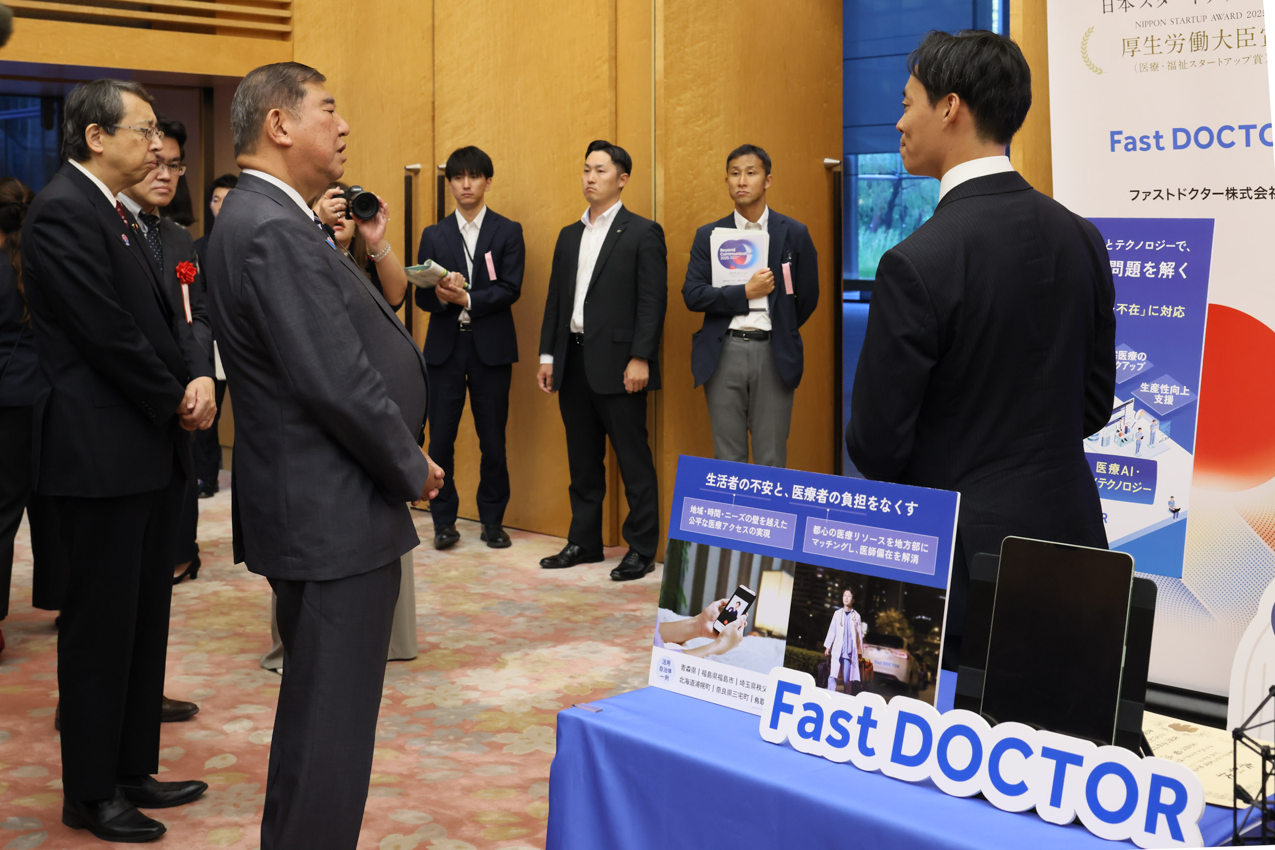 受賞者の展示ブースを観覧する石破総理５