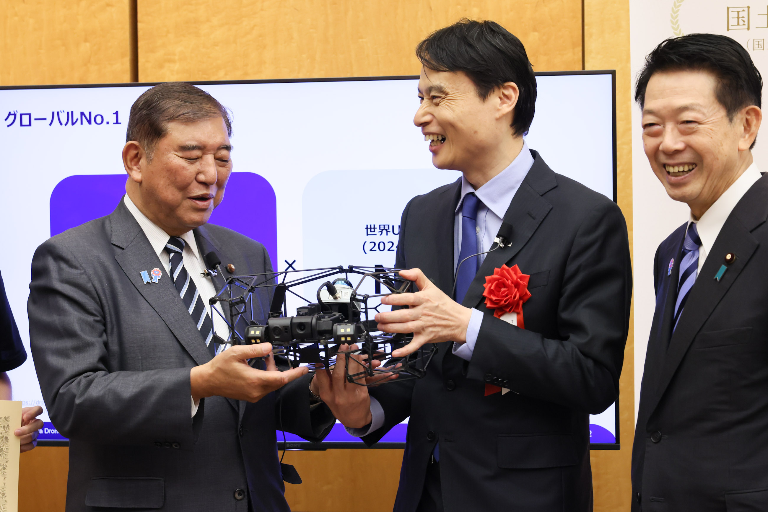 受賞者の展示ブースを観覧する石破総理６