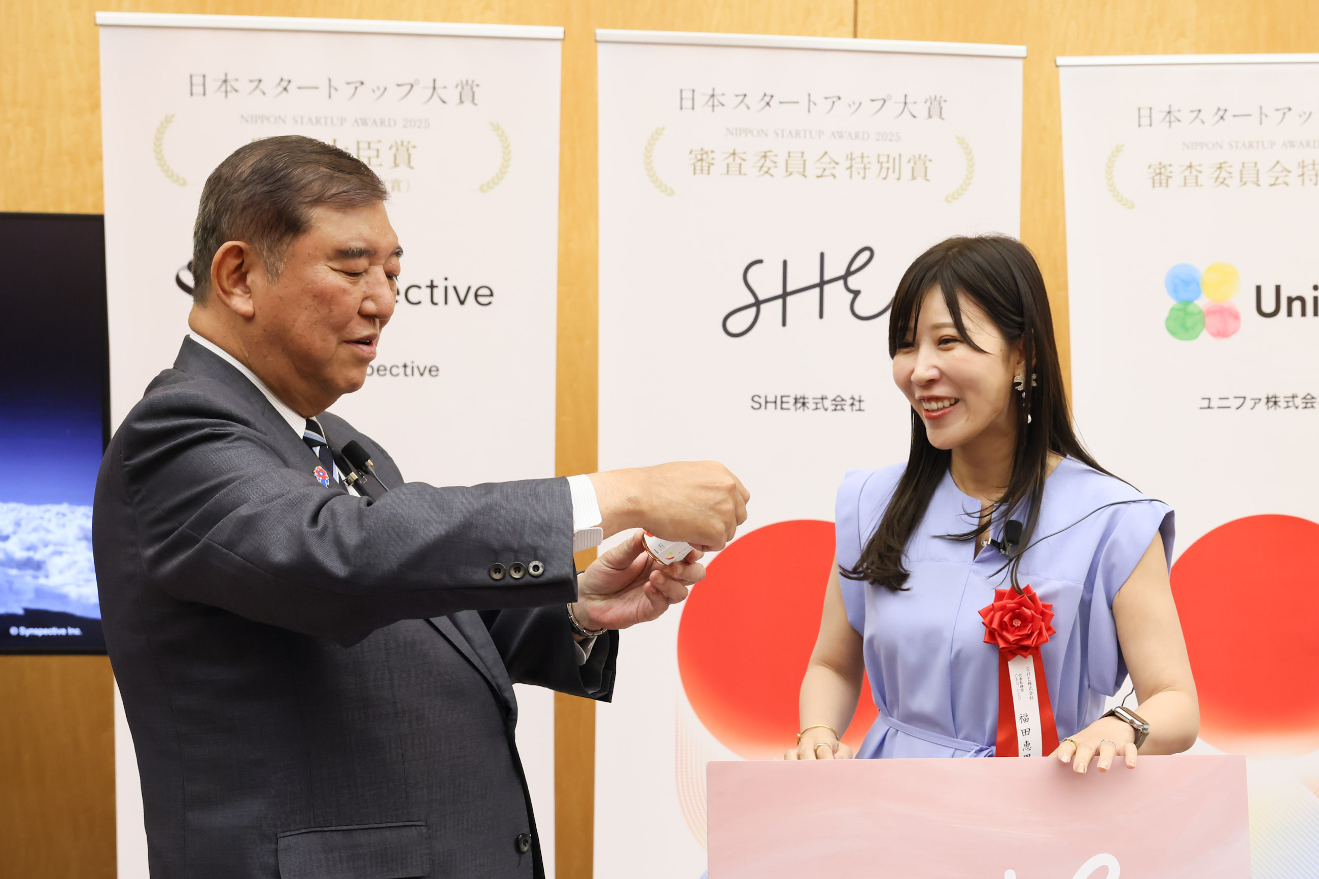 受賞者の展示ブースを観覧する石破総理９