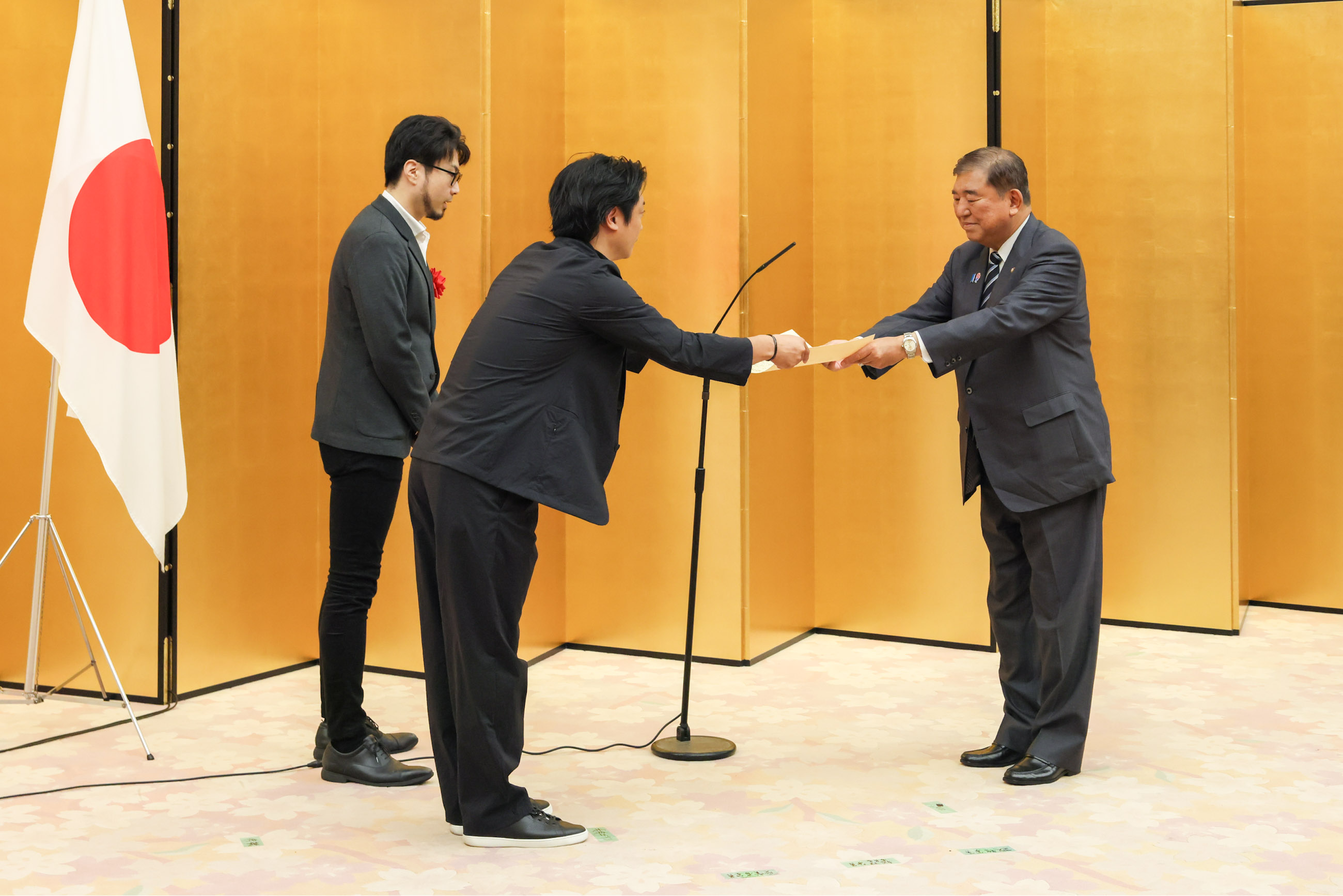 内閣総理大臣賞を授与する石破総理１