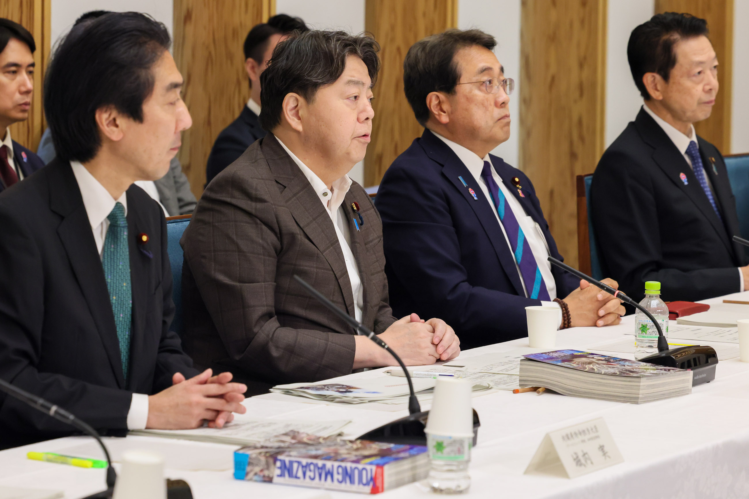 会議のまとめを行う林官房長官１
