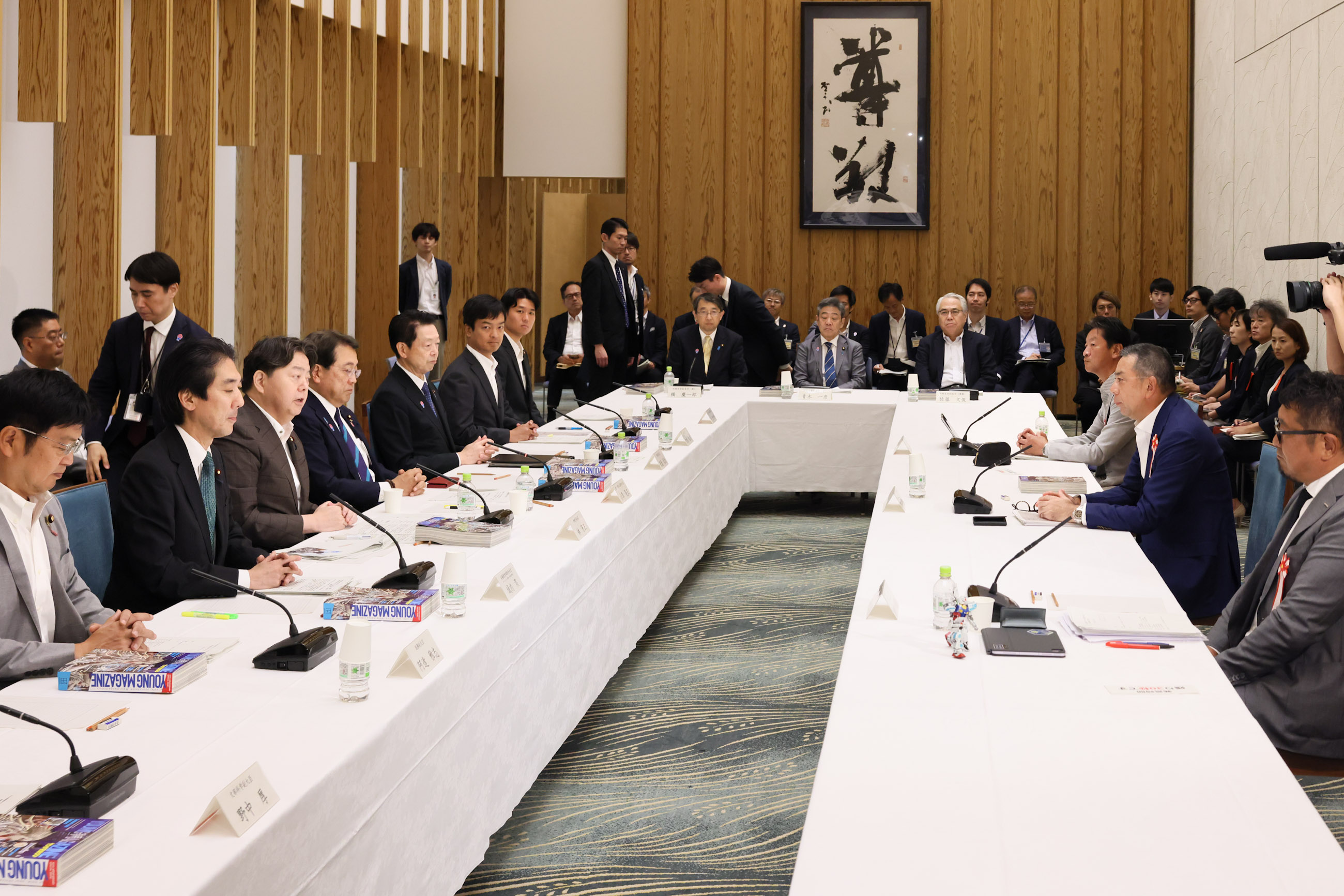 会議のまとめを行う林官房長官３