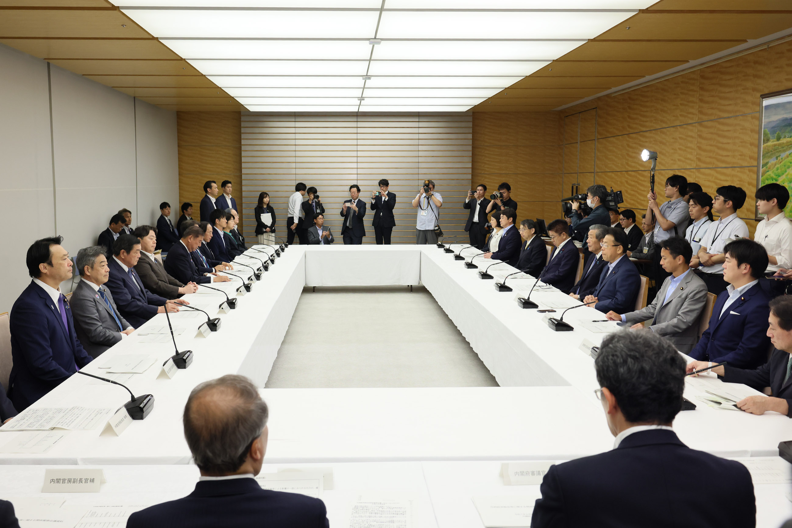会議に臨む石破総理２
