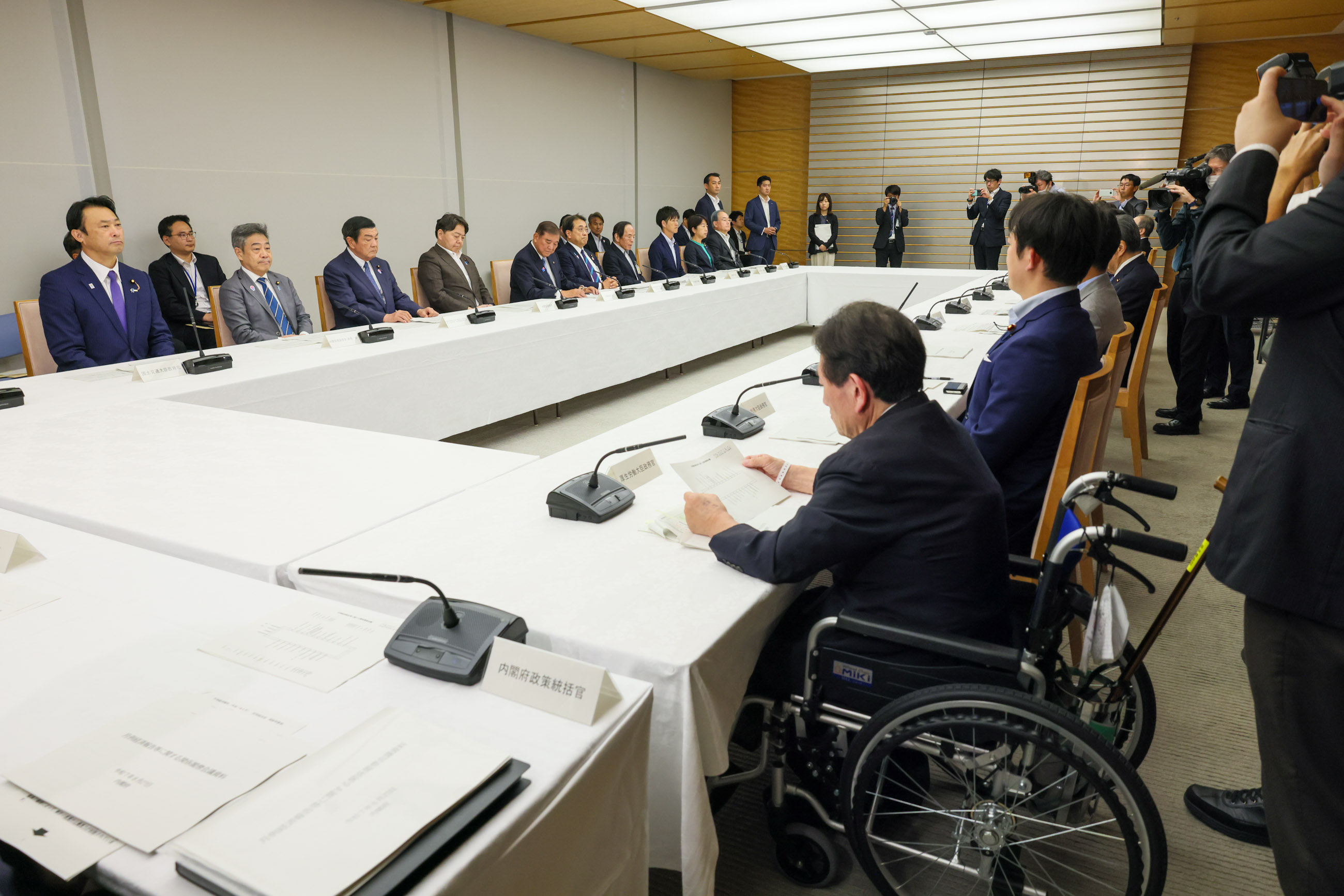 会議に臨む石破総理３
