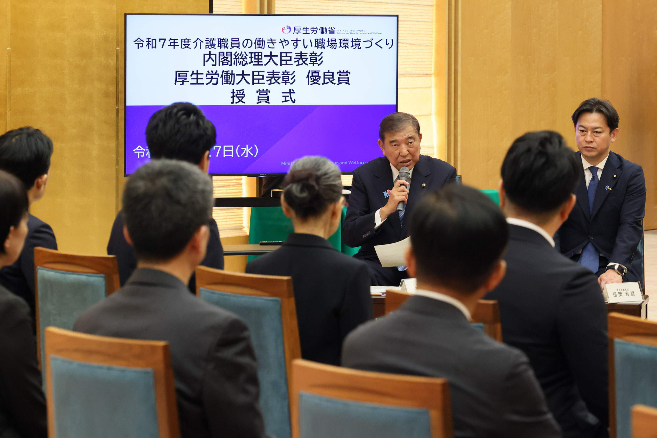 意見交換する石破総理７