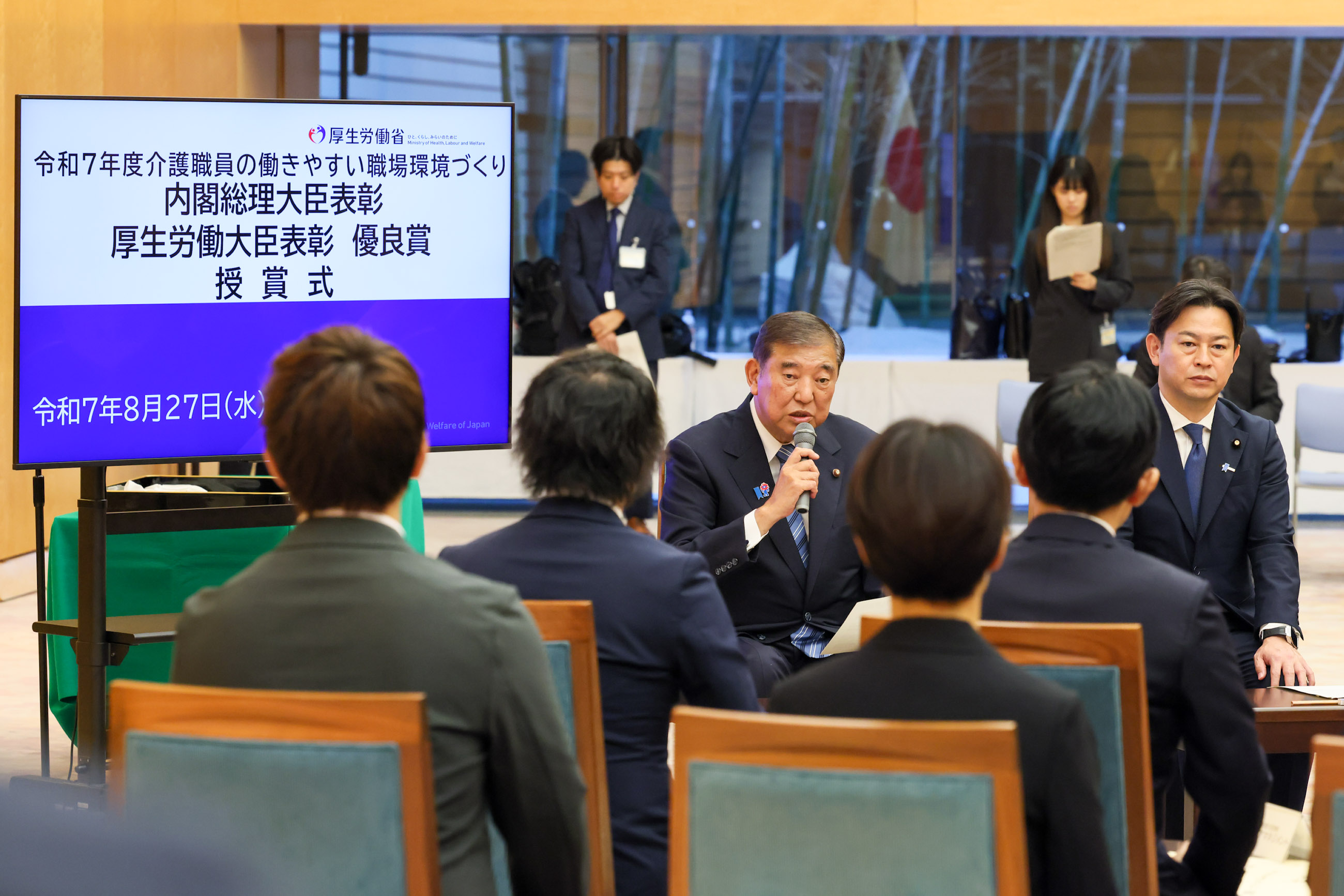 意見交換する石破総理８