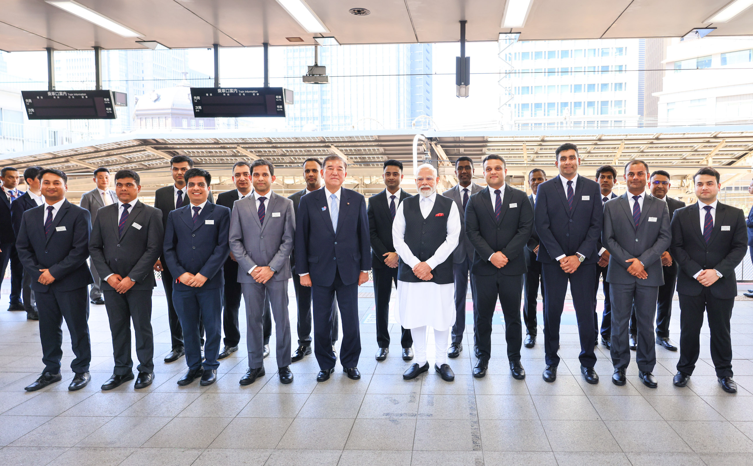 東京駅で記念撮影する両首脳３