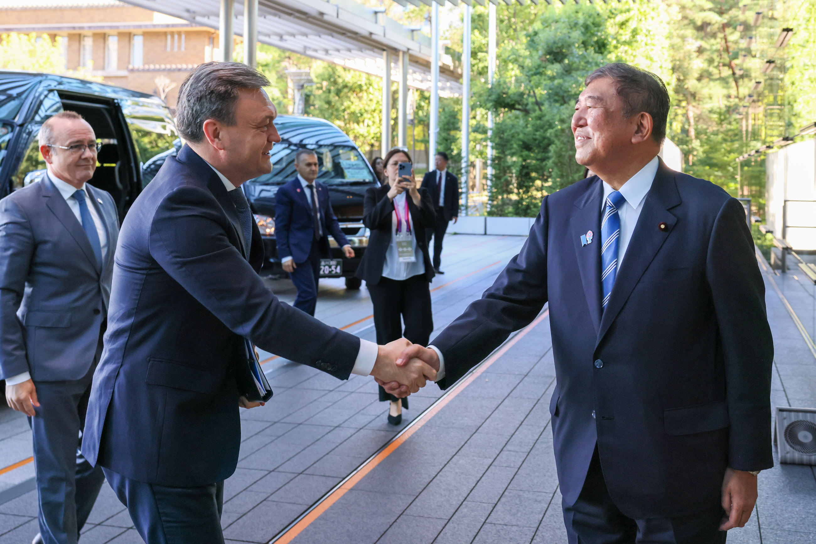 レチェアン首相を出迎える石破総理１