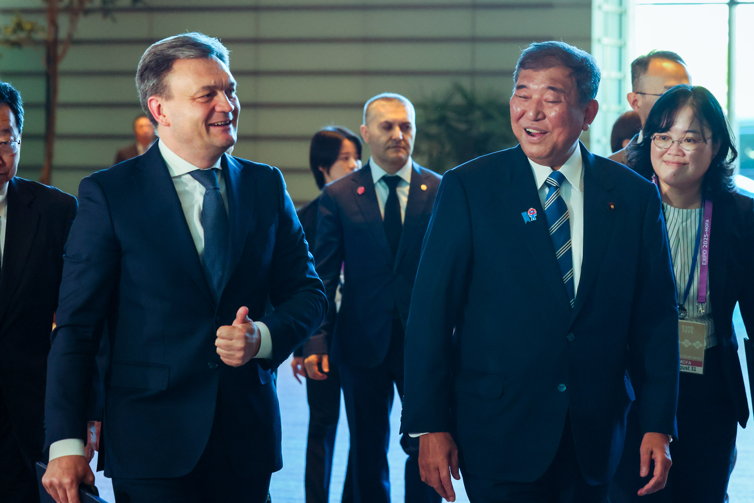 レチェアン首相を出迎える石破総理３