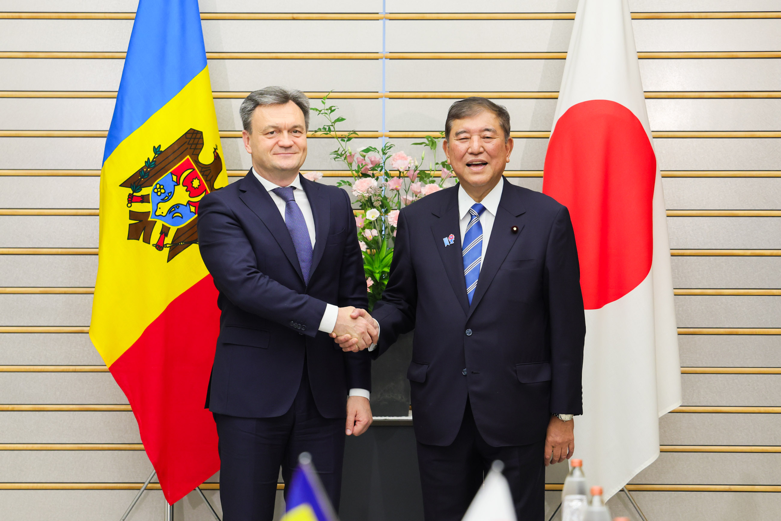 レチェアン首相と会談する石破総理２