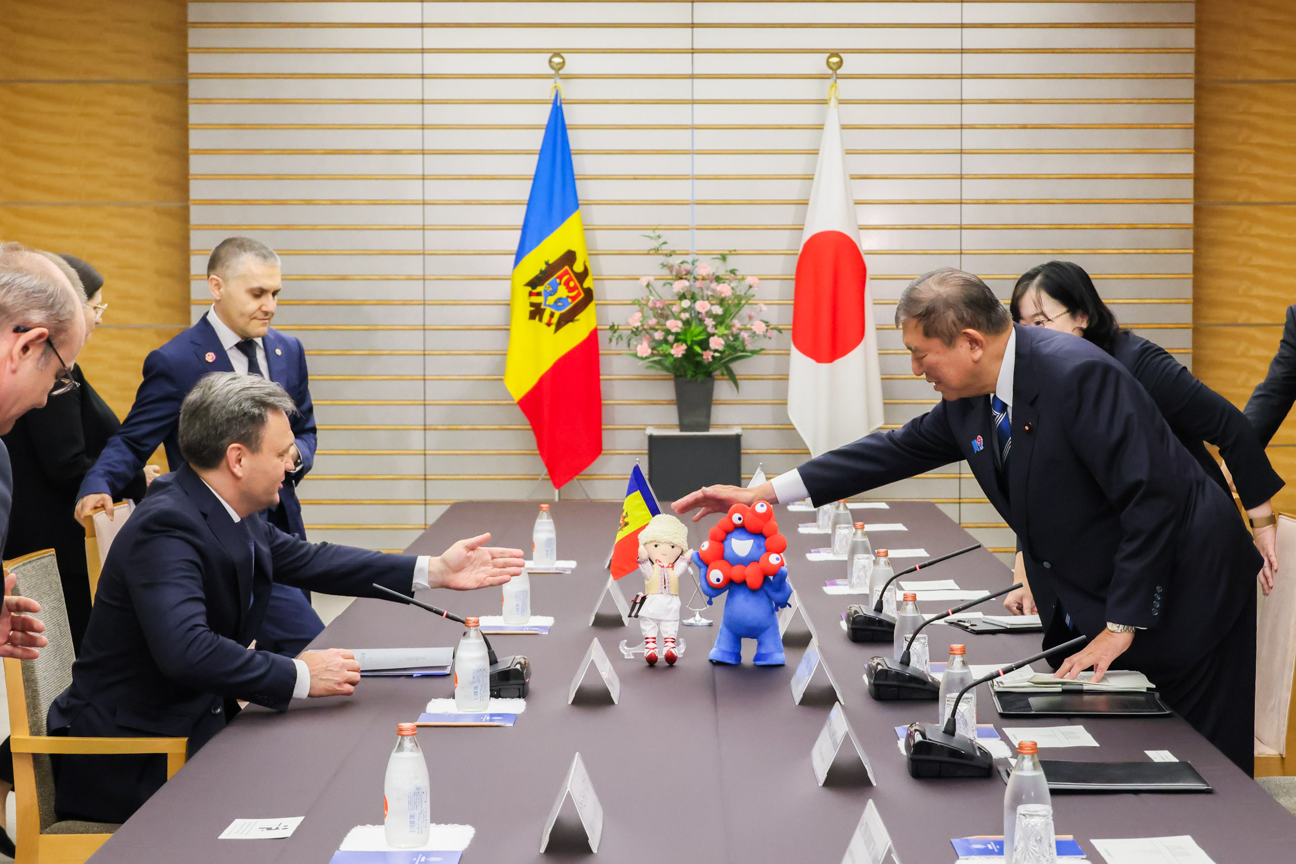 レチェアン首相と会談する石破総理３