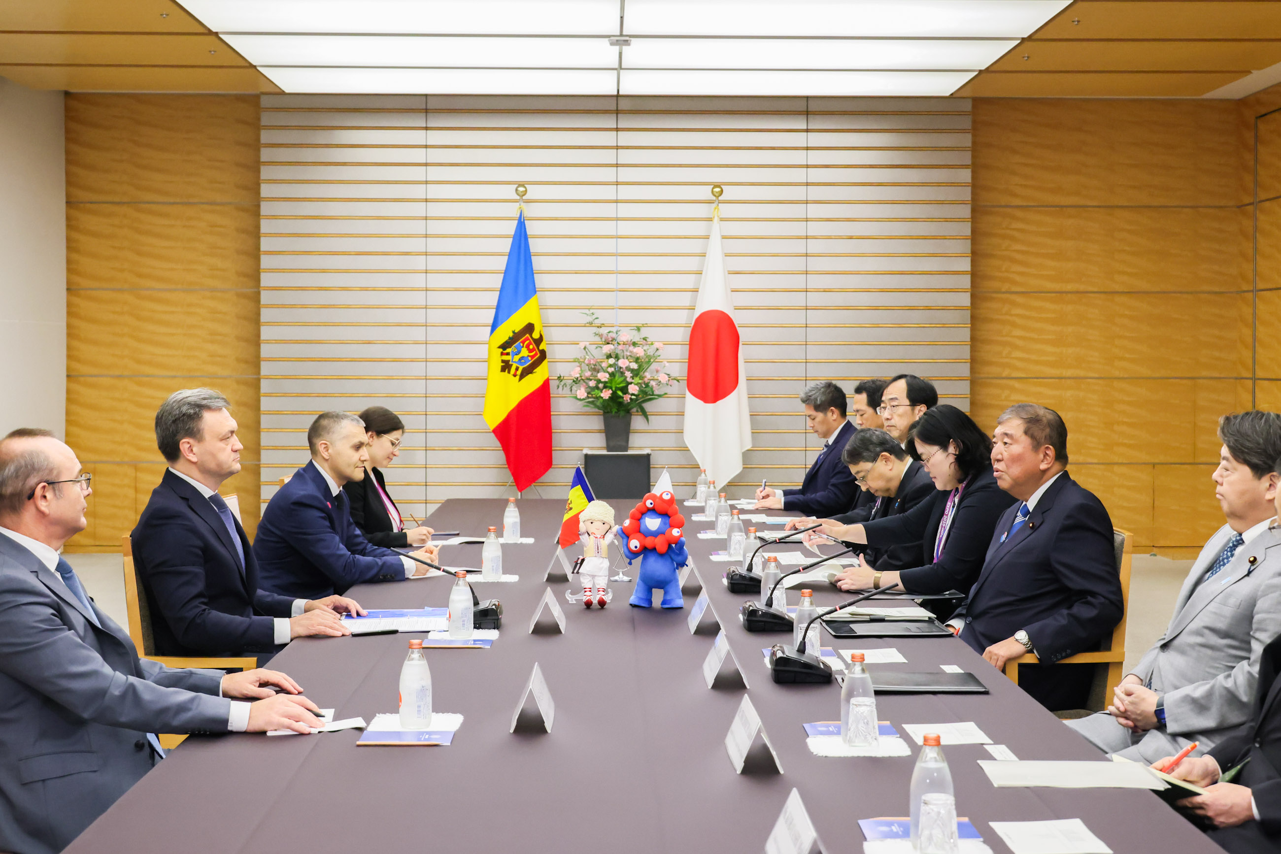レチェアン首相と会談する石破総理４