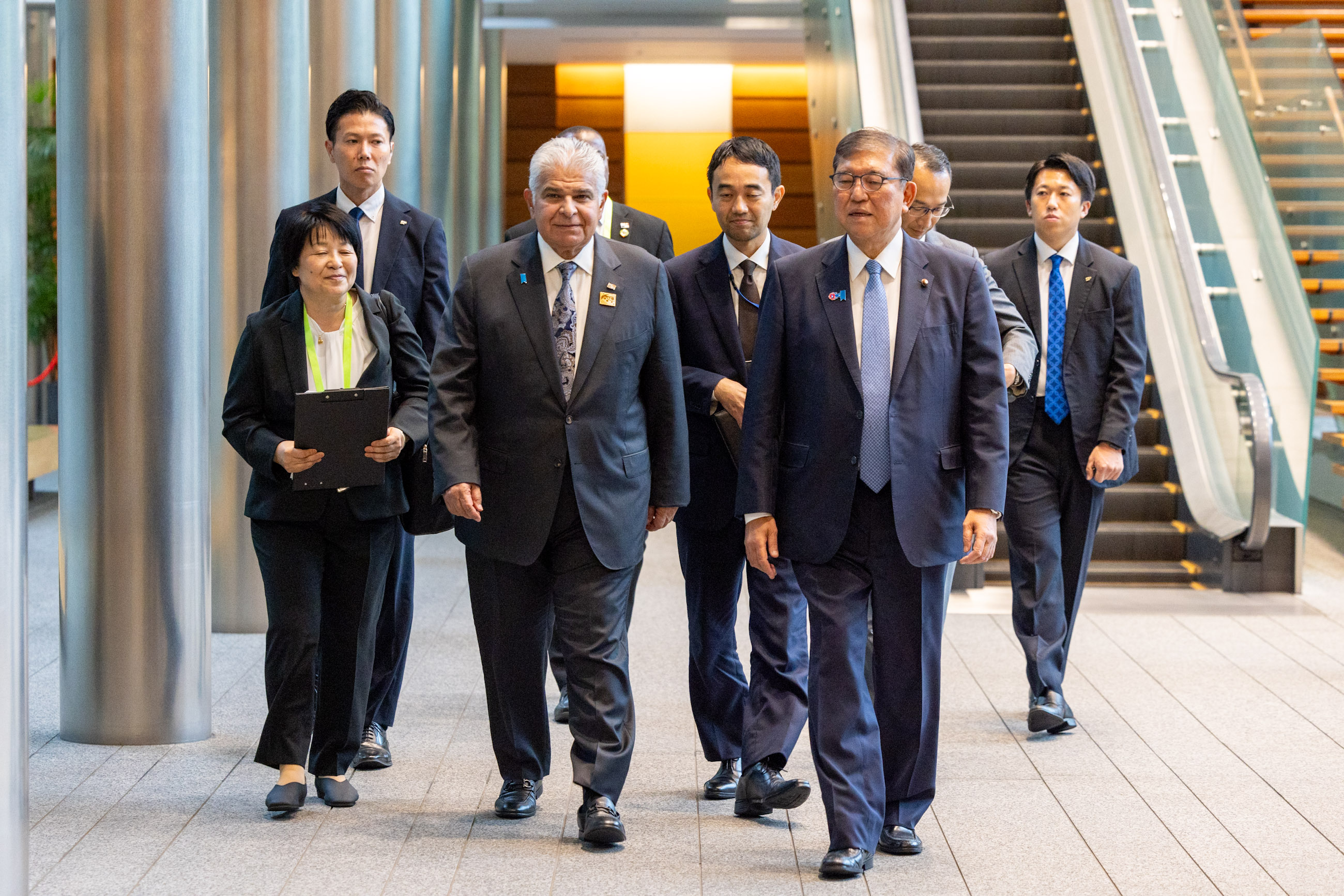 共同記者発表に臨む両首脳１