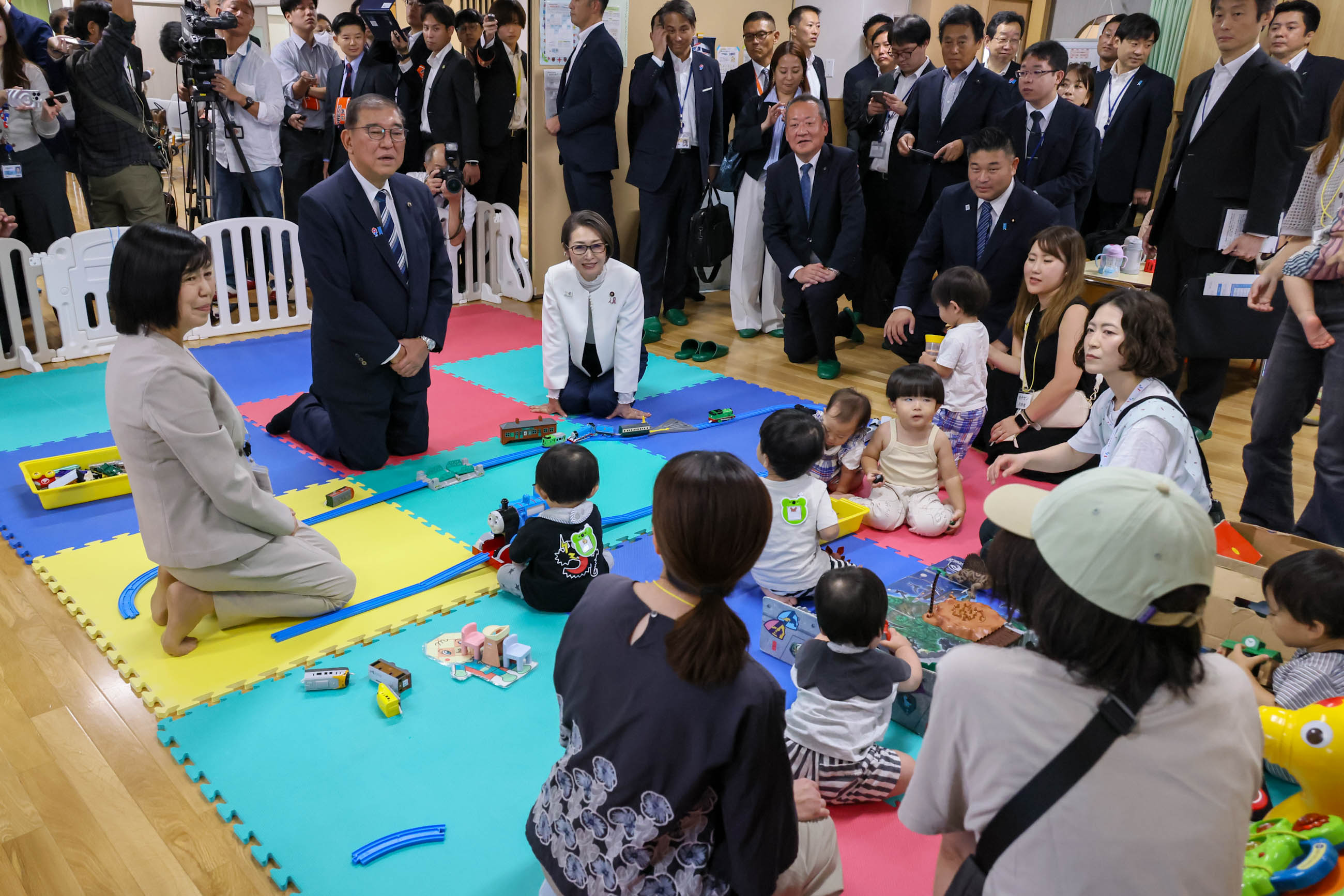 保育・子育て総合支援センターの視察をする石破総理２
