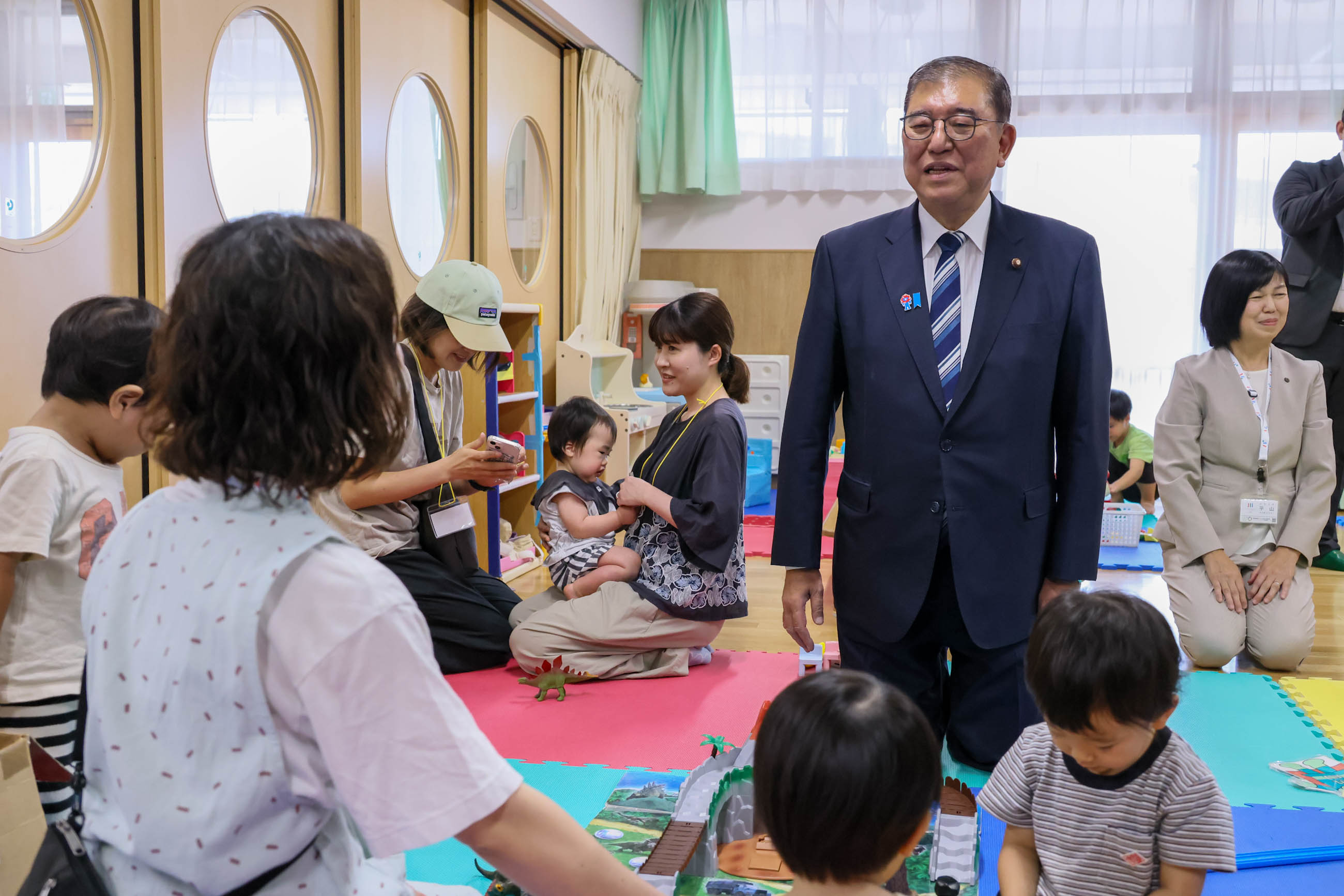 保育・子育て総合支援センターの視察をする石破総理３