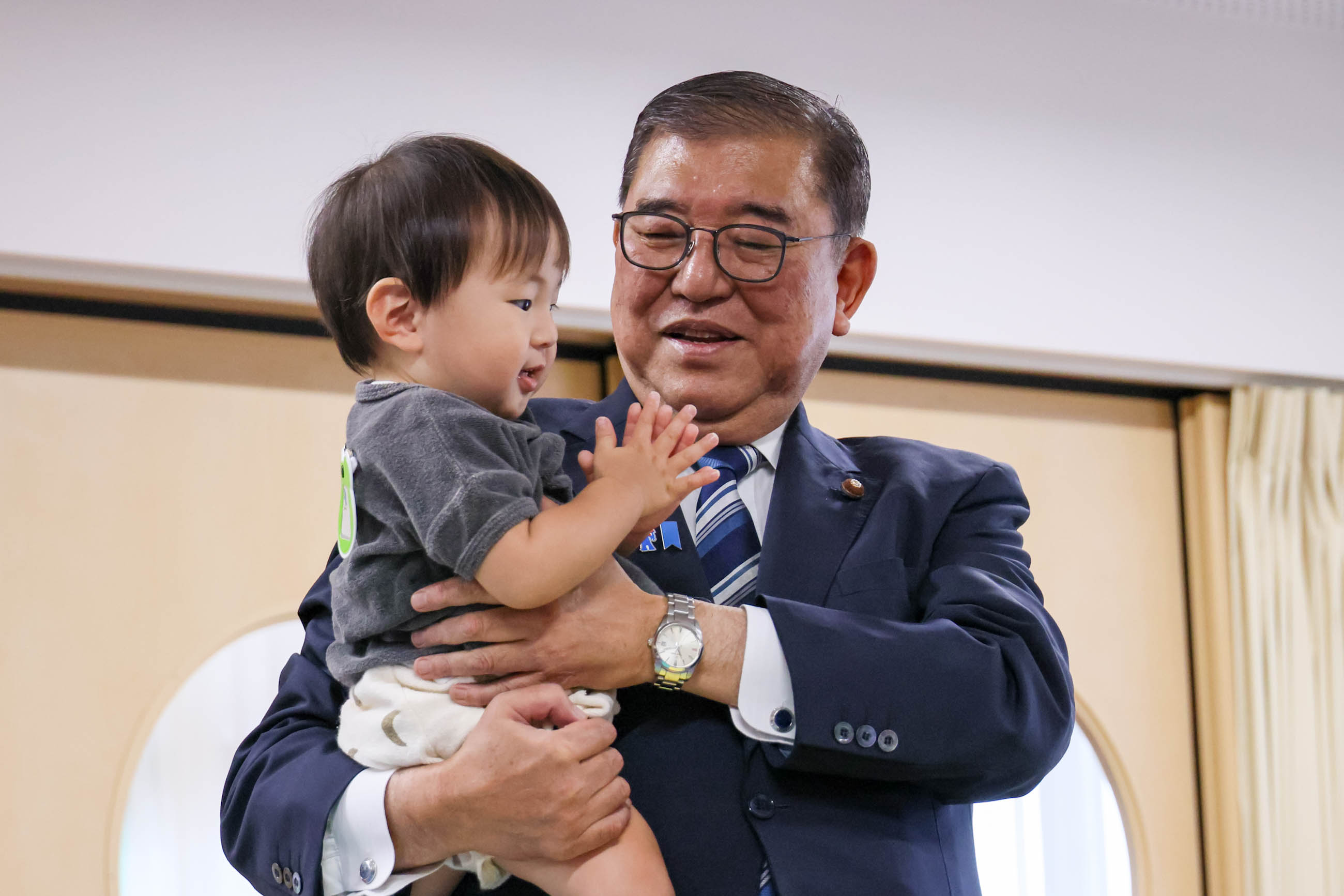 保育・子育て総合支援センターの視察をする石破総理４