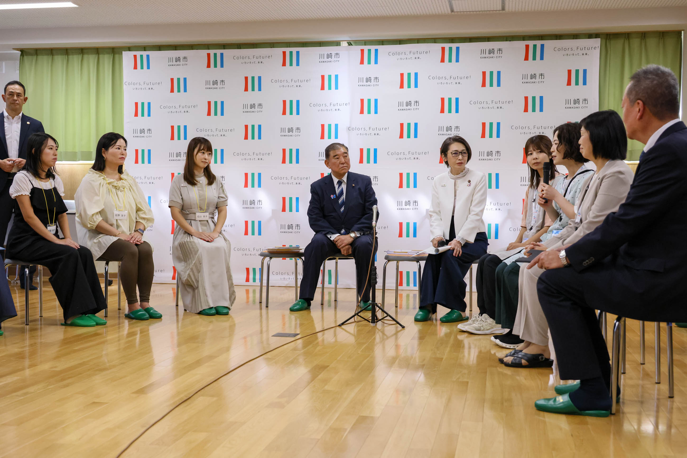 意見交換する石破総理２