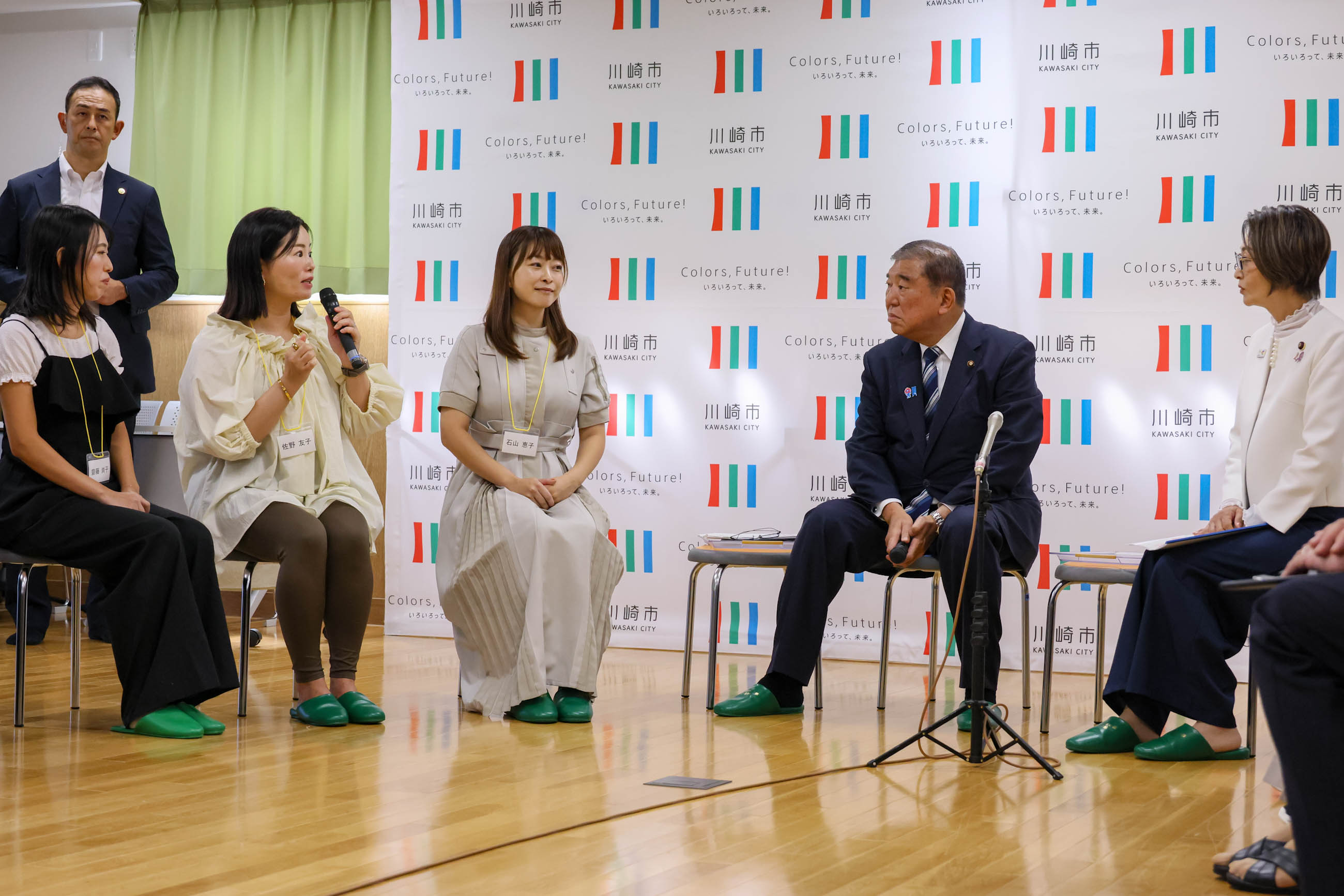 意見交換する石破総理４