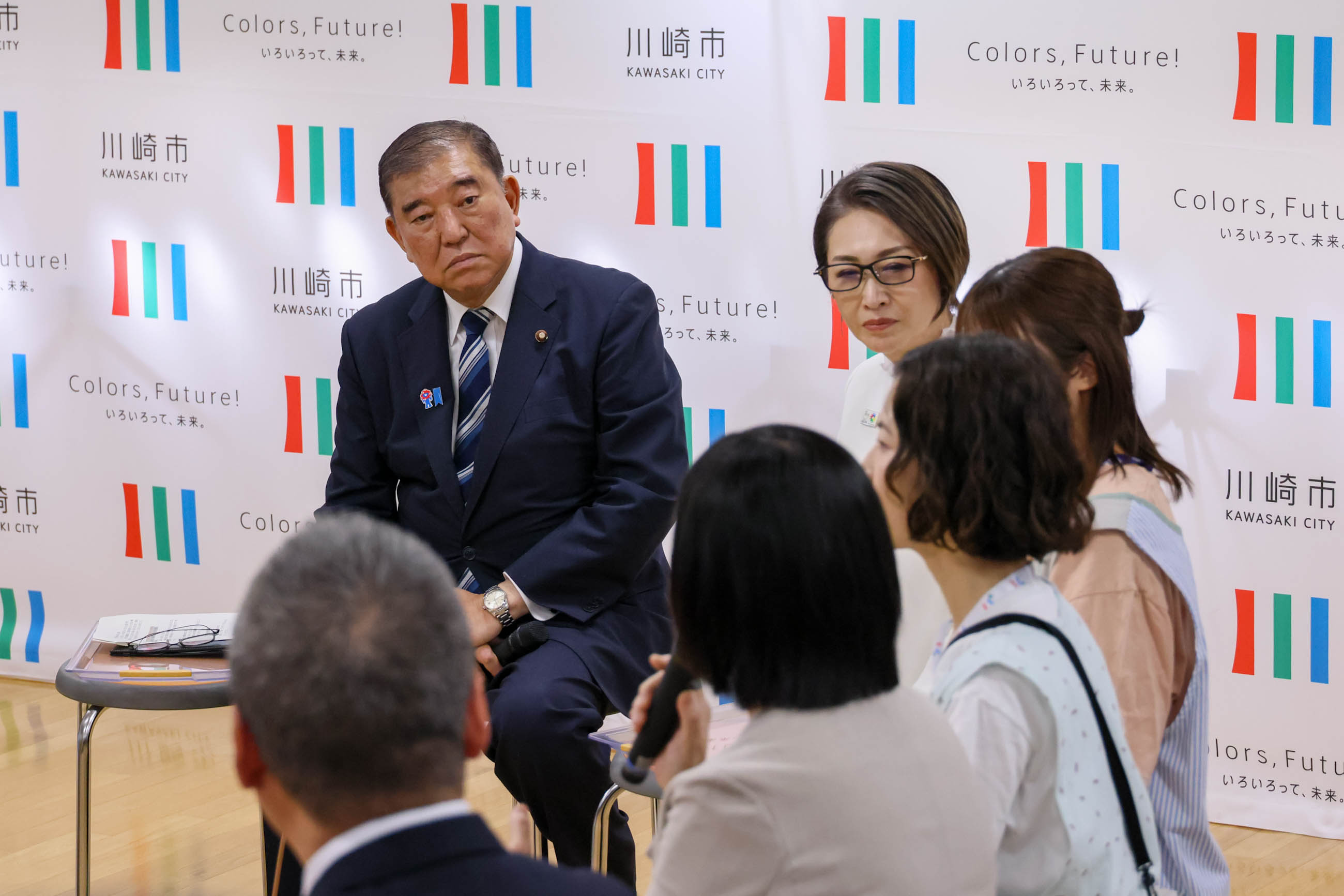 意見交換する石破総理５