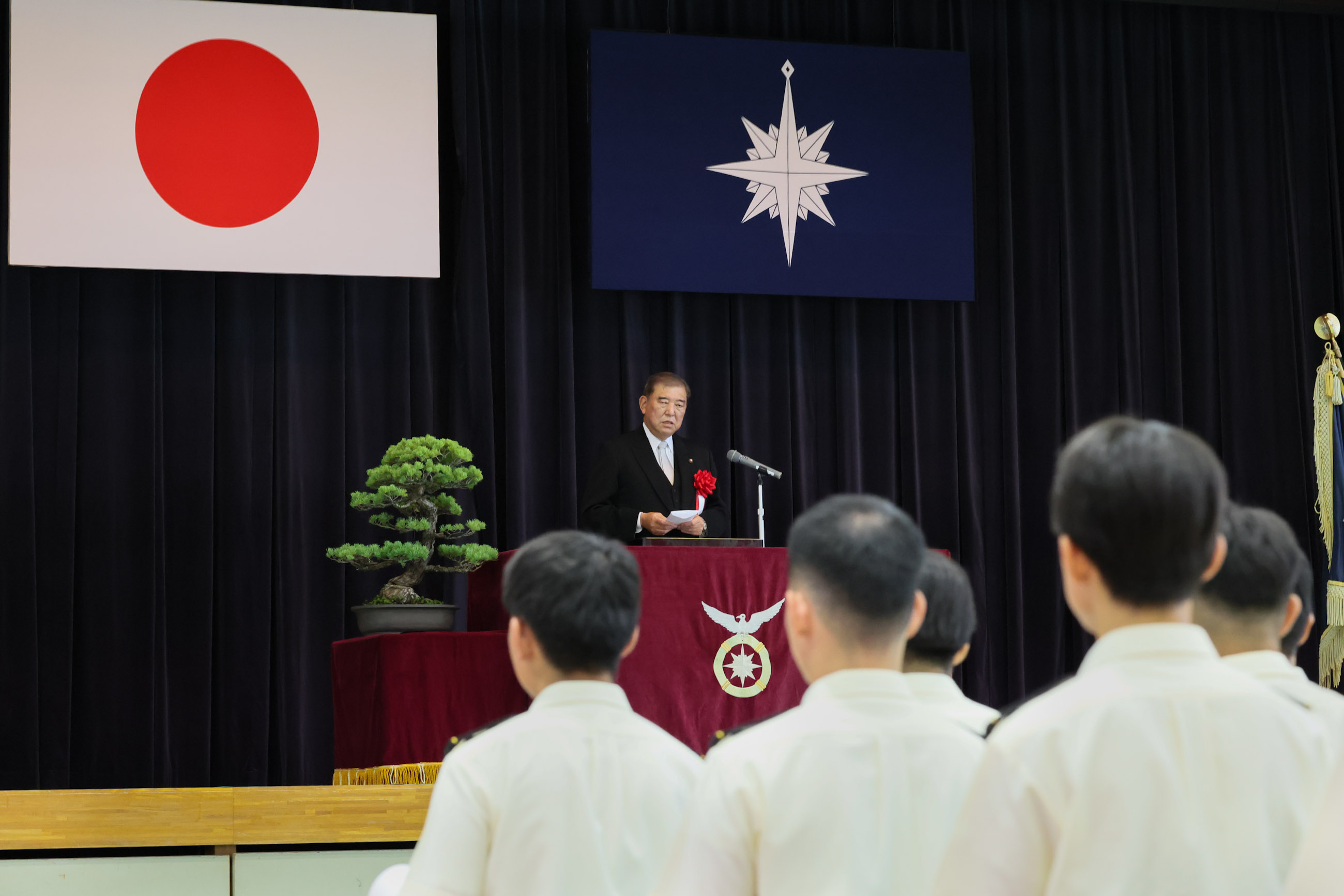 祝辞を述べる石破総理１