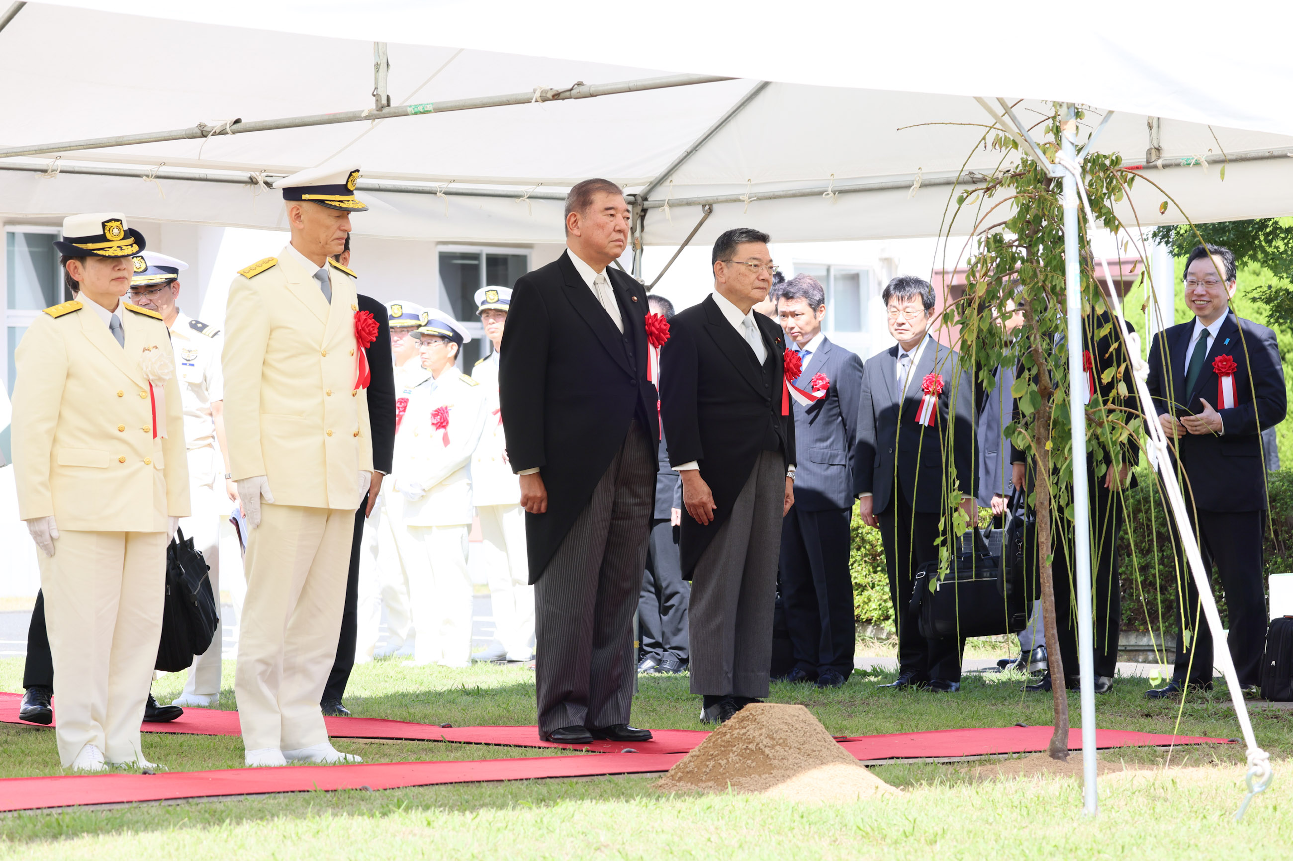記念植樹を行う石破総理１