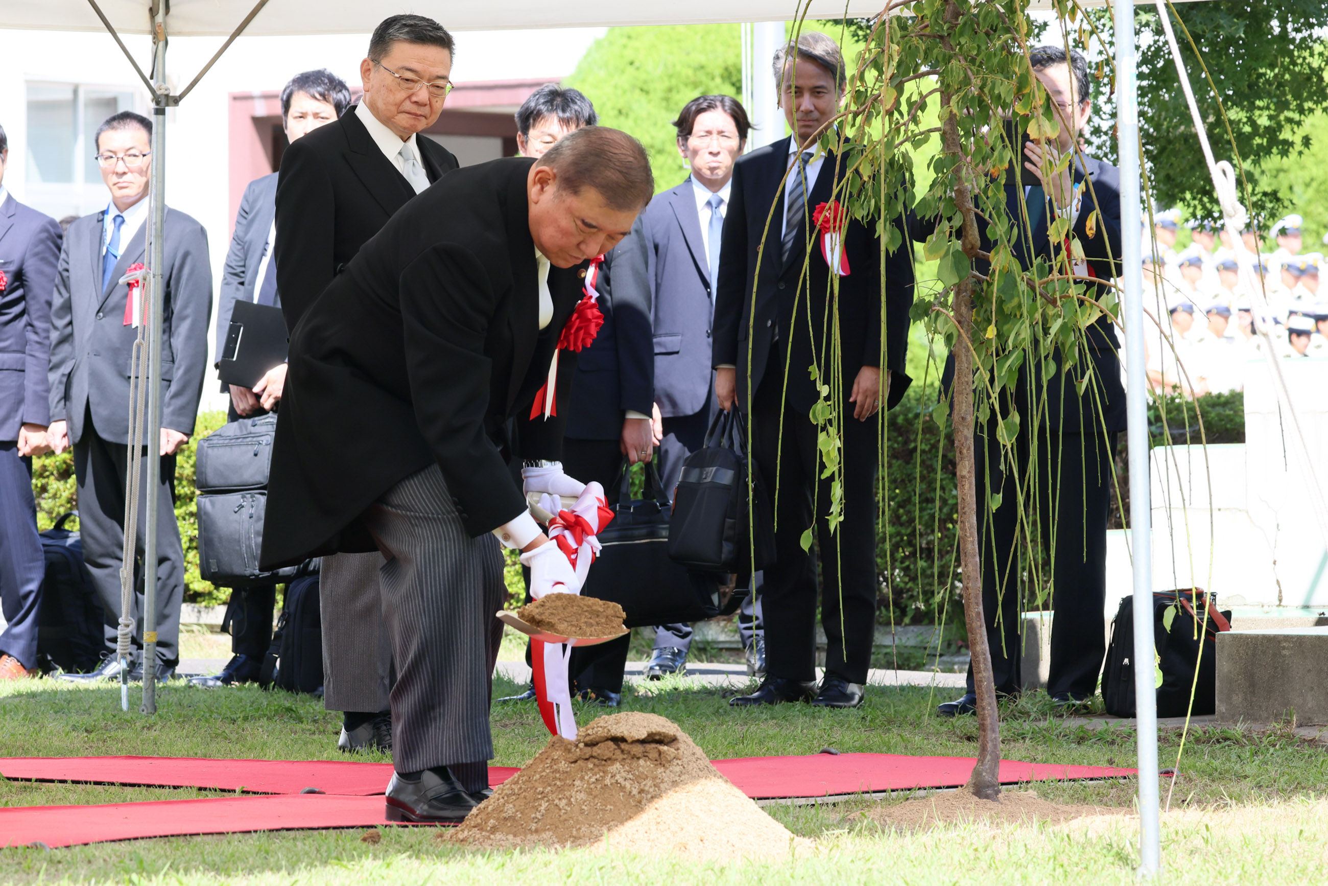 記念植樹を行う石破総理２