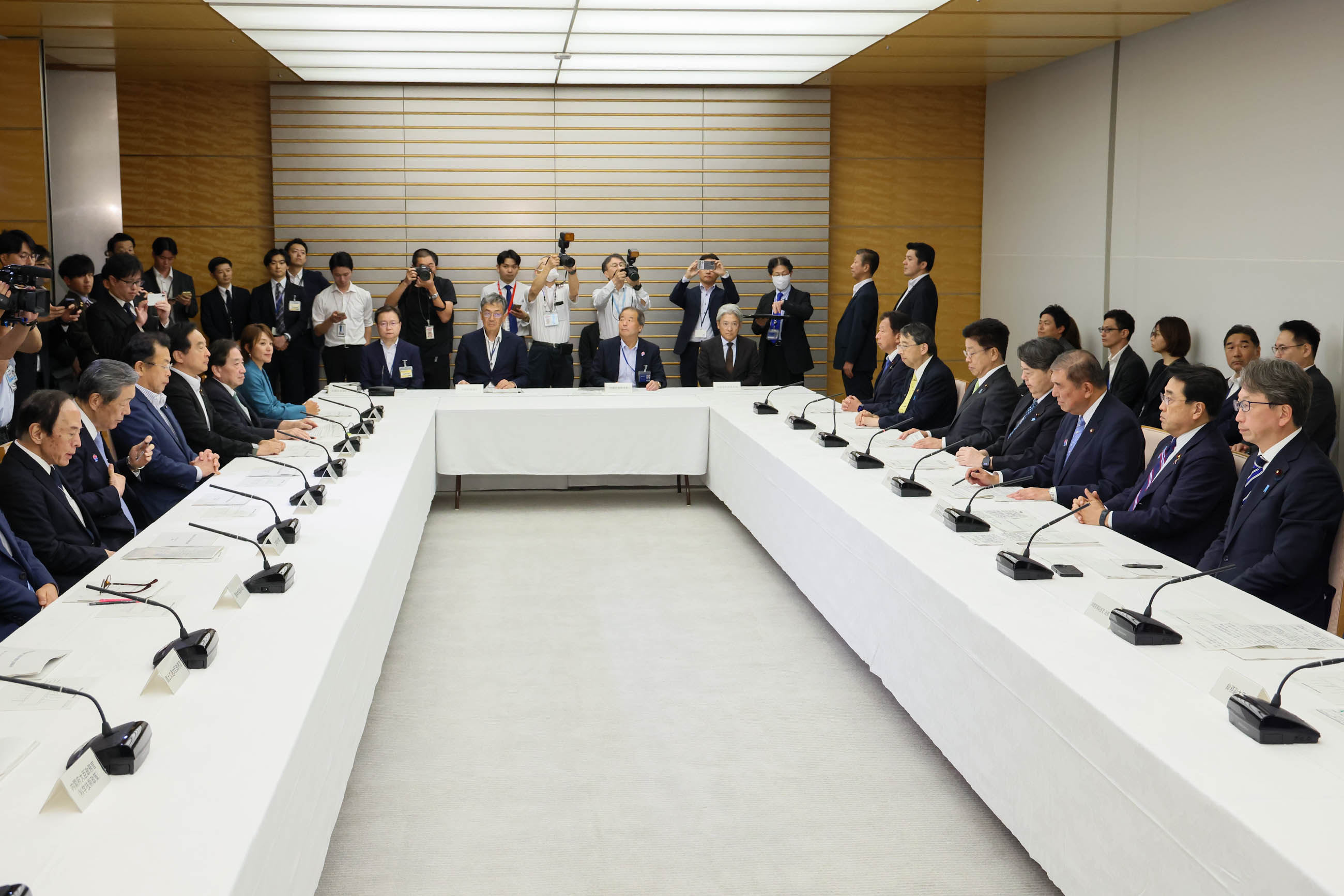 会議に臨む石破総理２